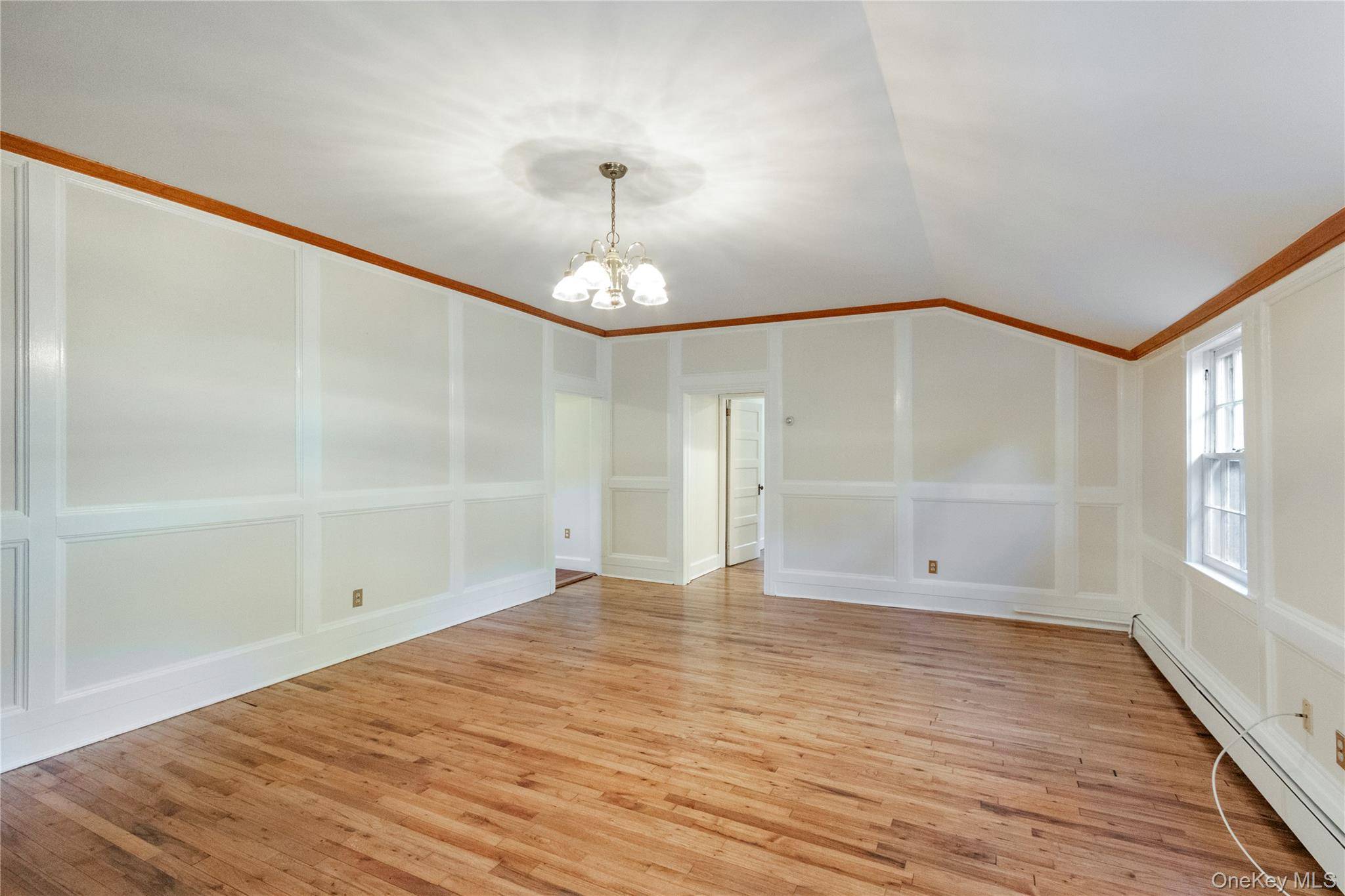 953 Ripley LN, Oyster Bay, NY 11771