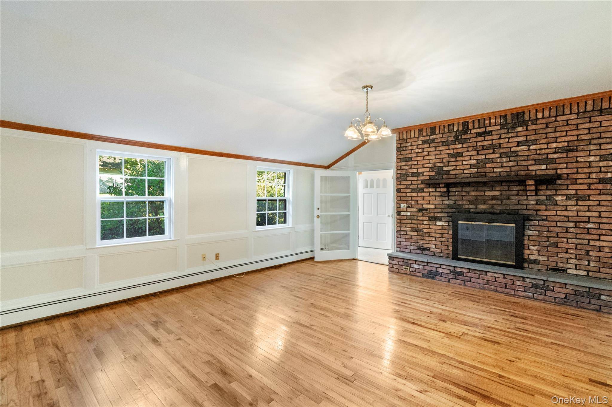 953 Ripley LN, Oyster Bay, NY 11771