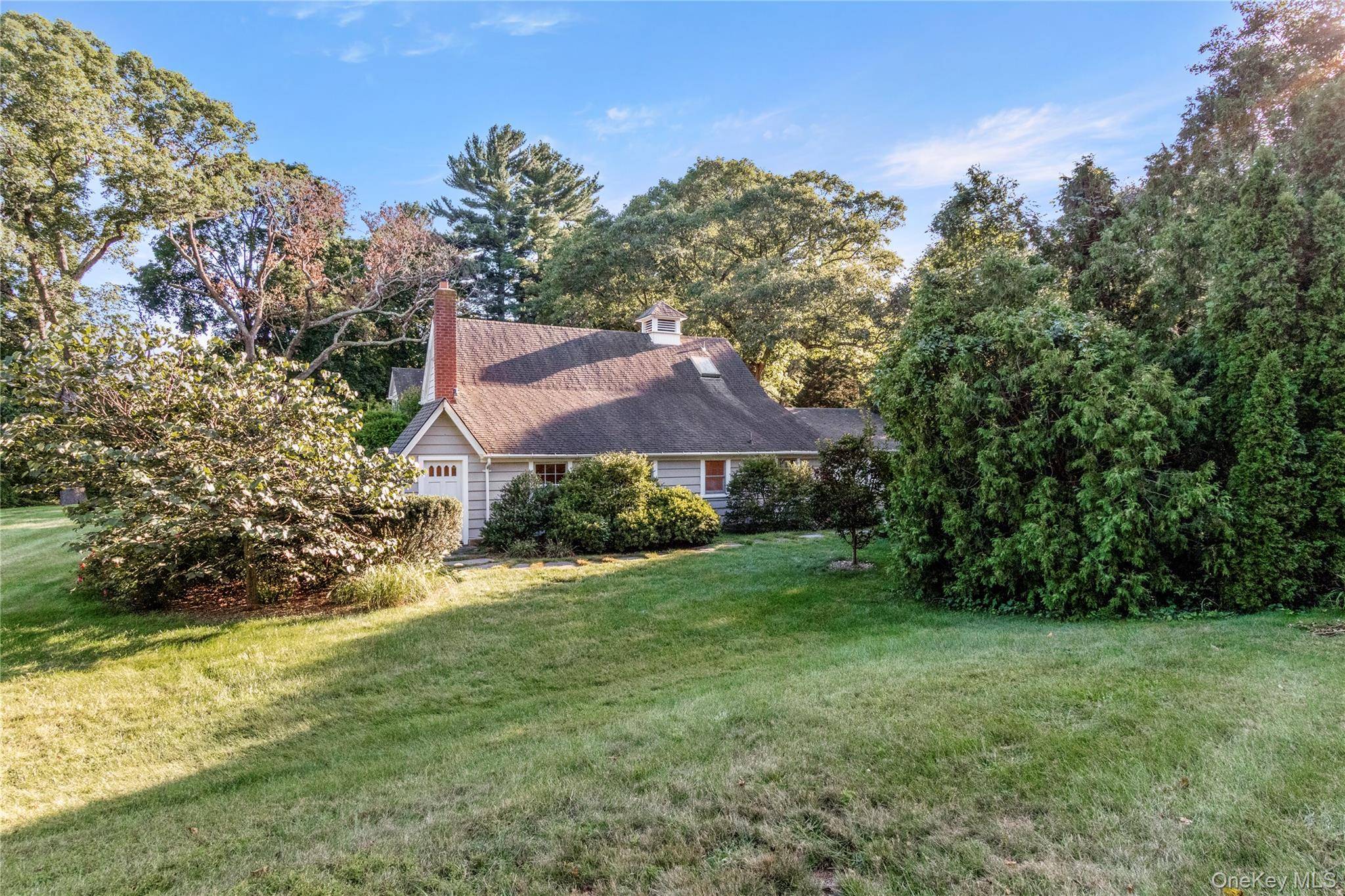 953 Ripley LN, Oyster Bay, NY 11771