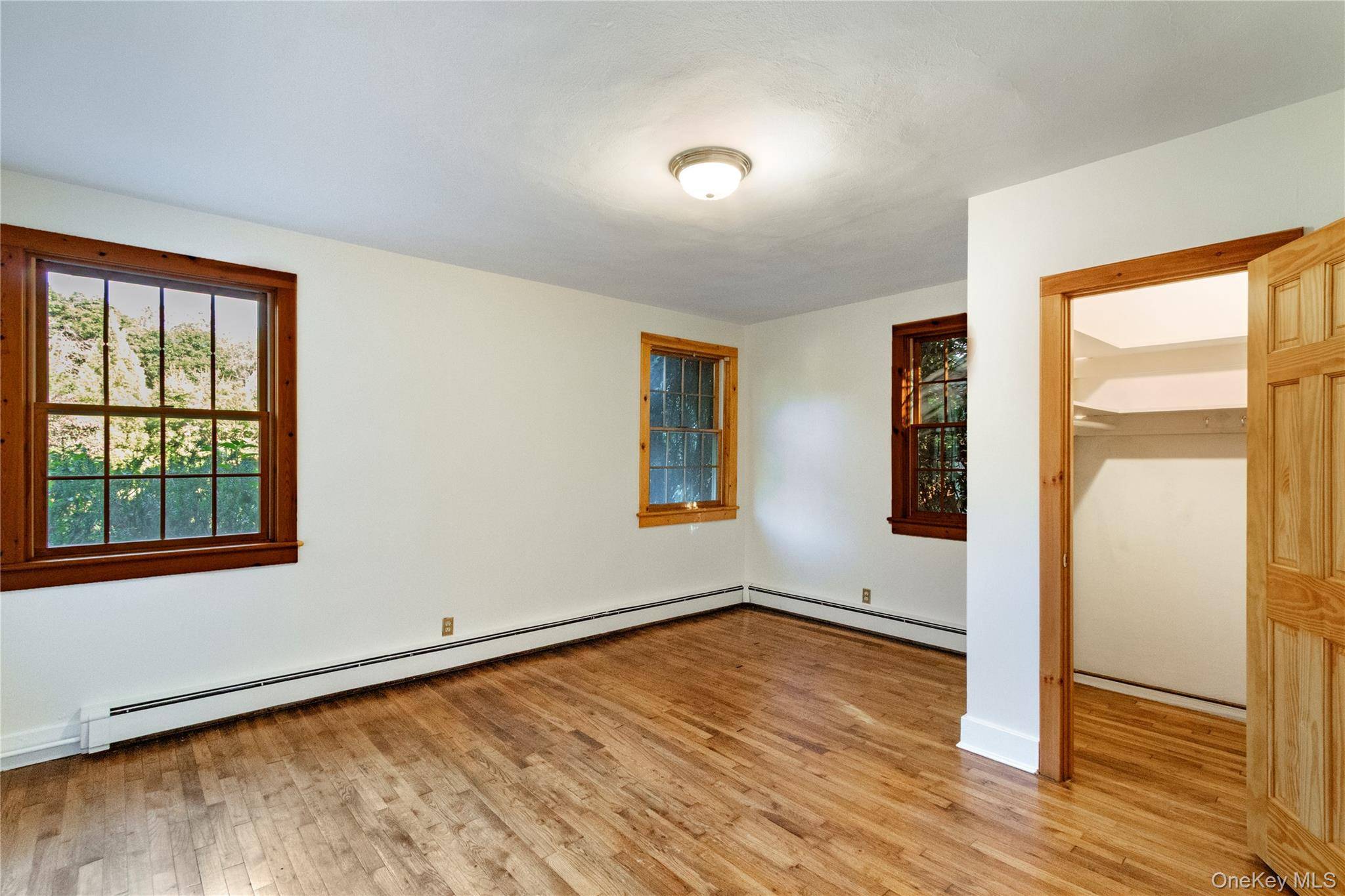 953 Ripley LN, Oyster Bay, NY 11771