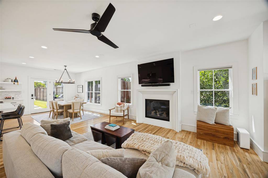 8600 Forest Hills Boulevard, Dallas, TX 75218