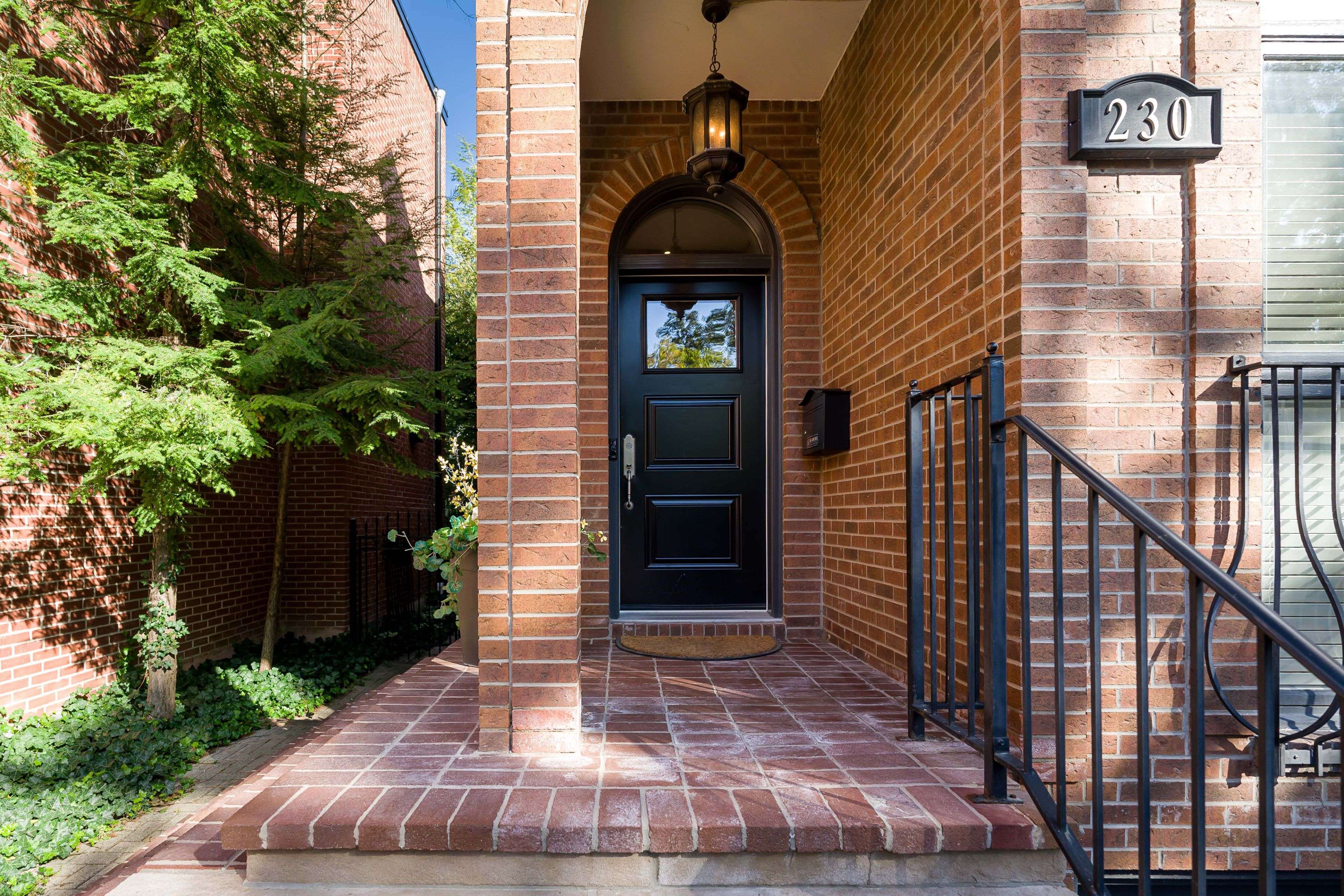 230 Glen RD, Toronto C09, ON M4W 2X3