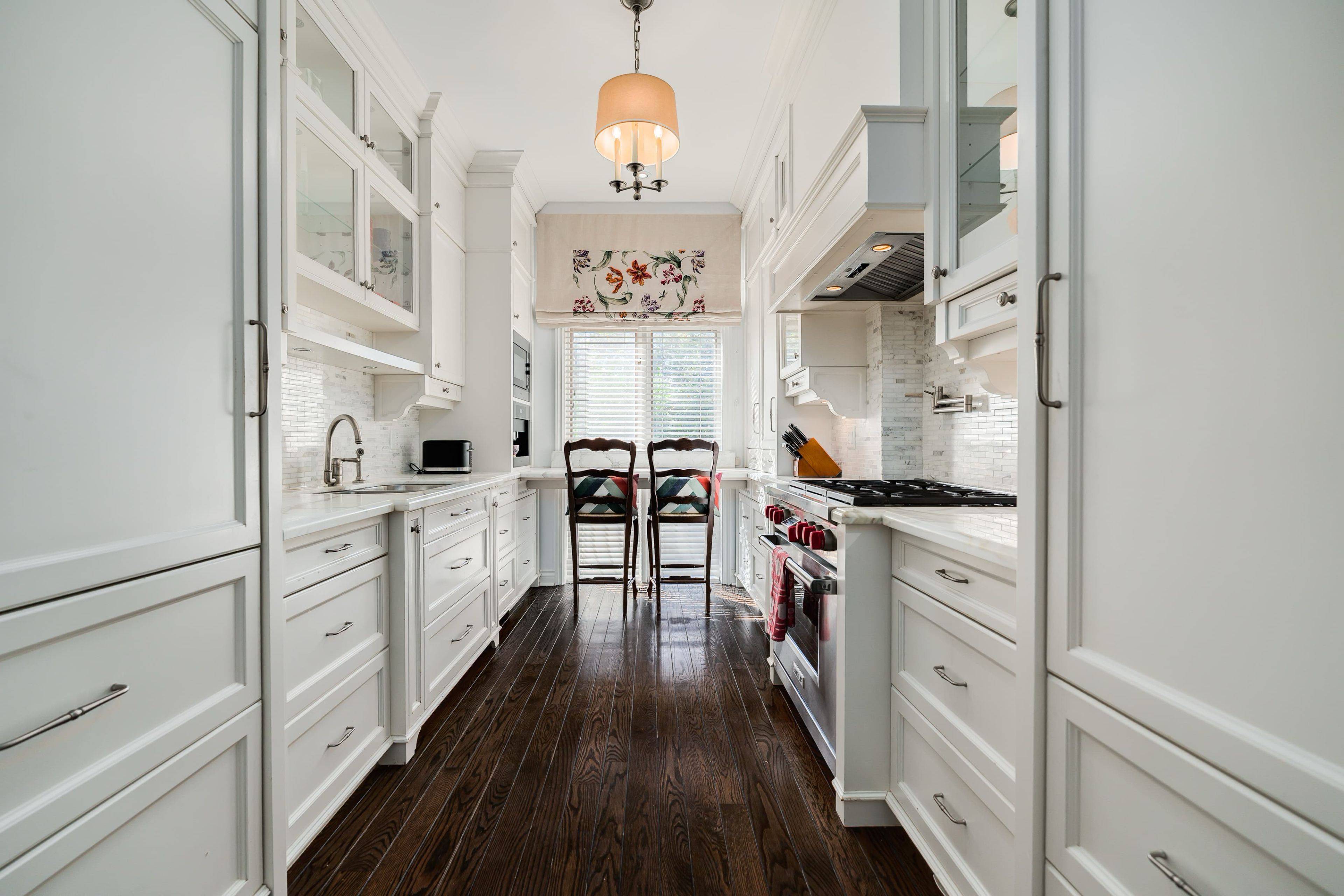230 Glen RD, Toronto C09, ON M4W 2X3