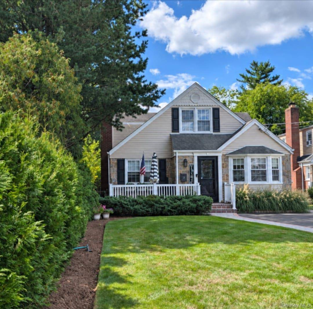 2 Windsor PL, Lynbrook, NY 11563