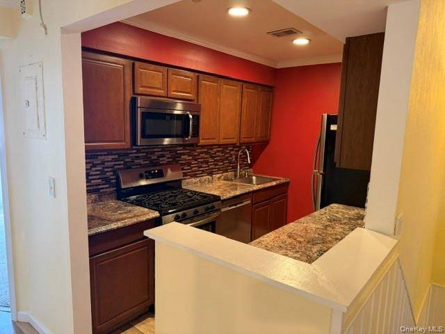 56 pointe cir s, Coram, NY 11727