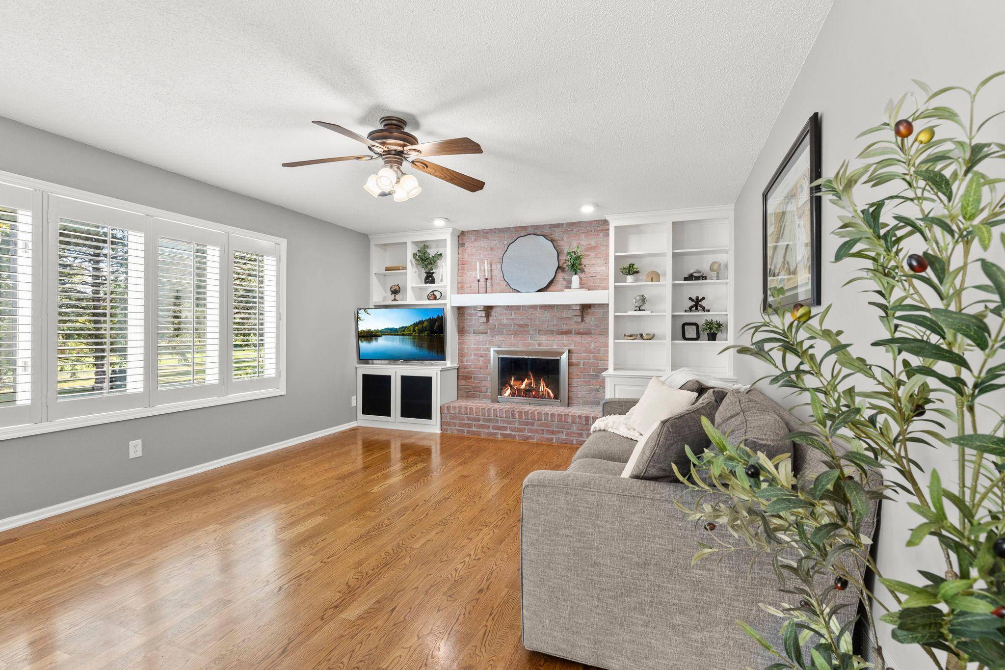 3563 Rae LN, Woodbury, MN 55125