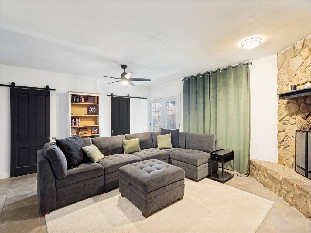 809 Meadowlark Drive, Mansfield, TX 76063