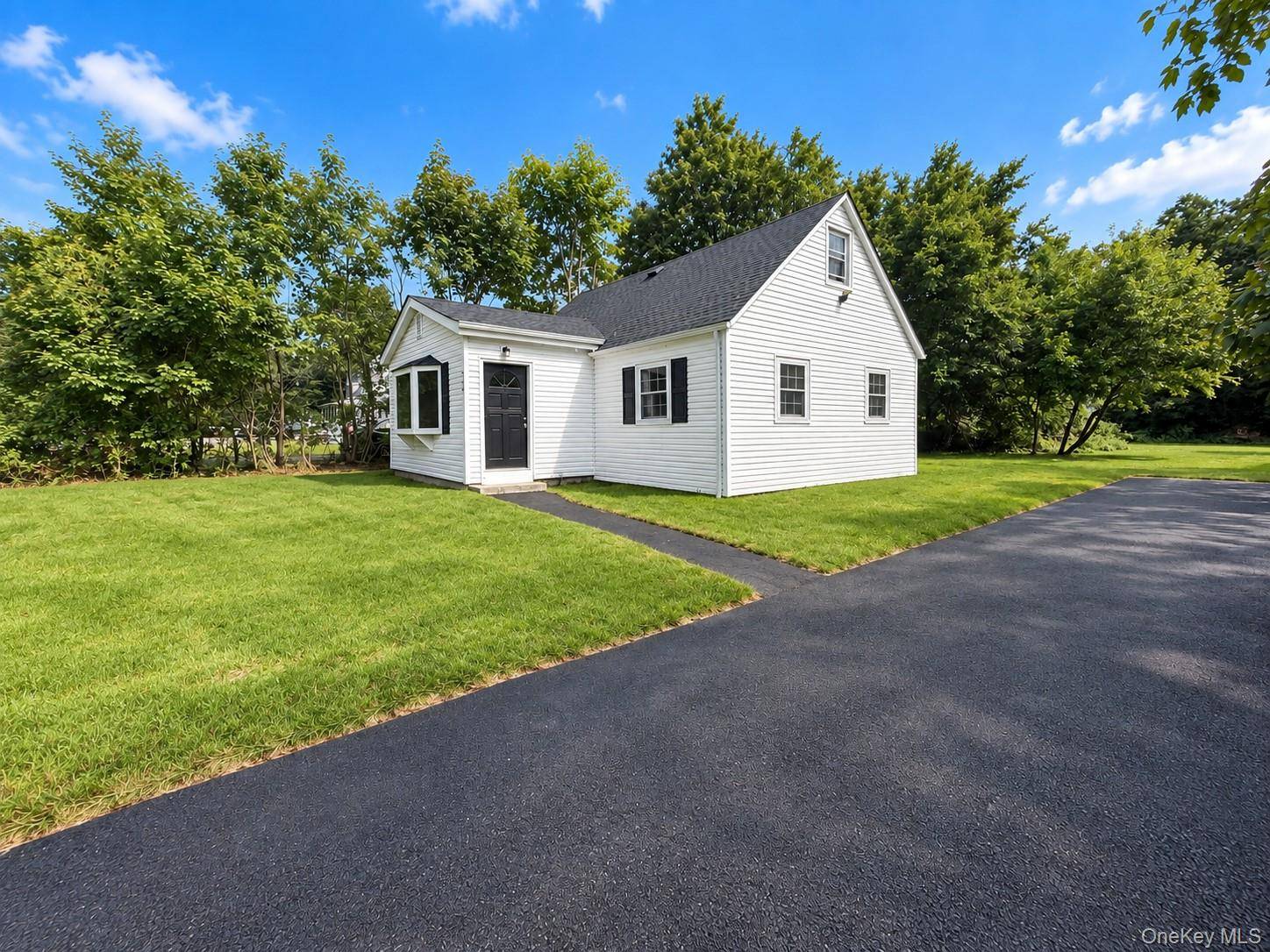 444 Avondale DR, Shirley, NY 11967