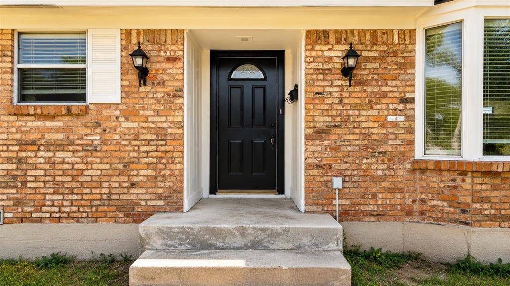 946 Highland Oaks Drive, Dallas, TX 75232