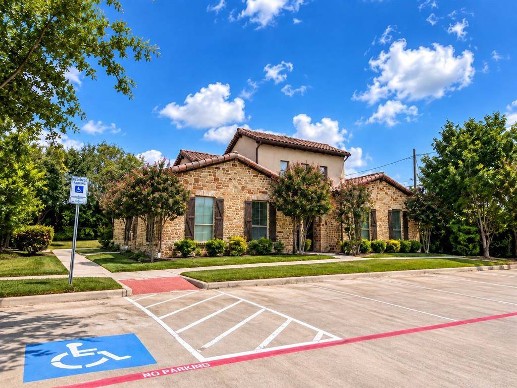 207 E Debbie Lane, Mansfield, TX 76063