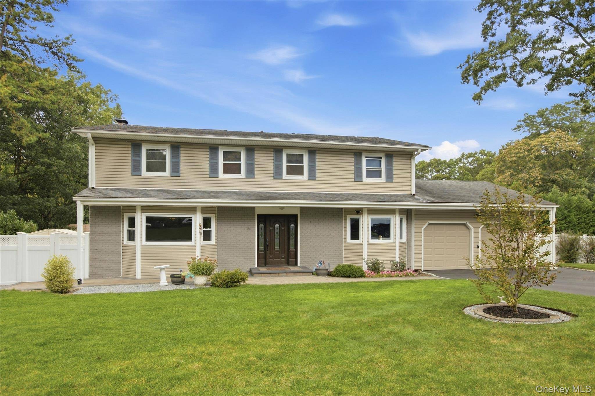 6 Stuyvesant CIR, East Setauket, NY 11733