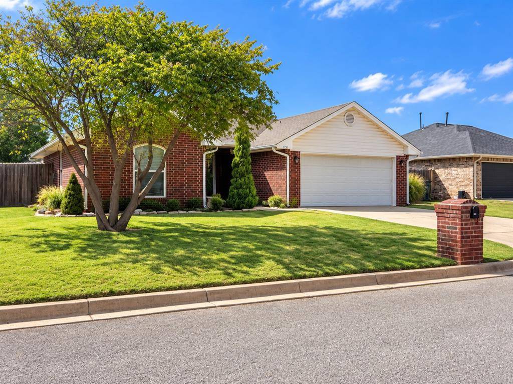 1751 Kelley DR, Clinton, OK 73601