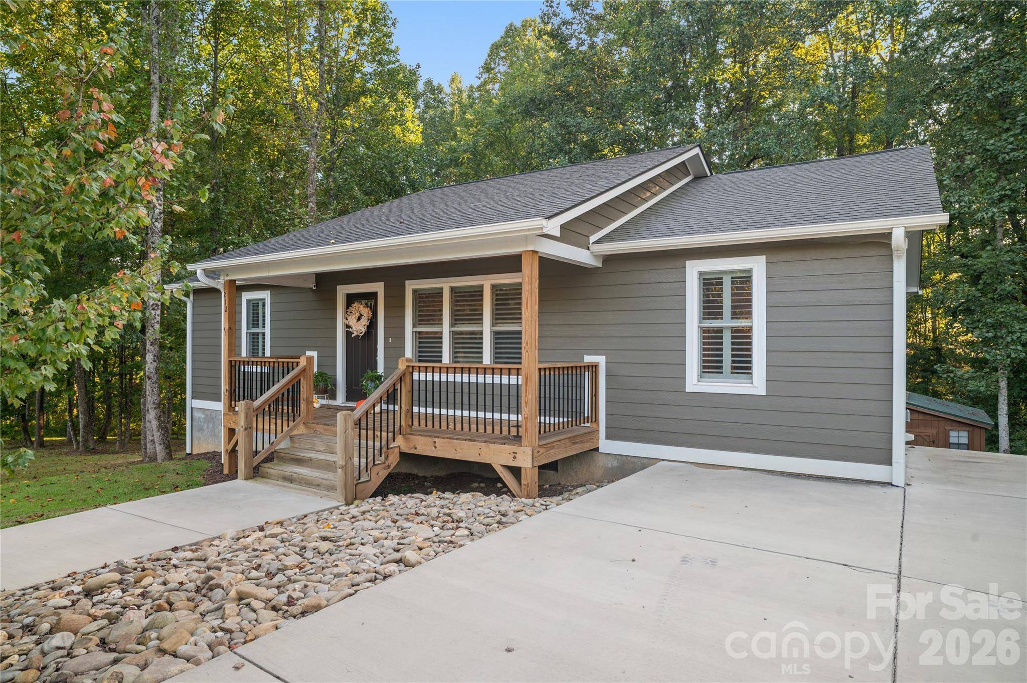 212 Walt DR, Hendersonville, NC 28792