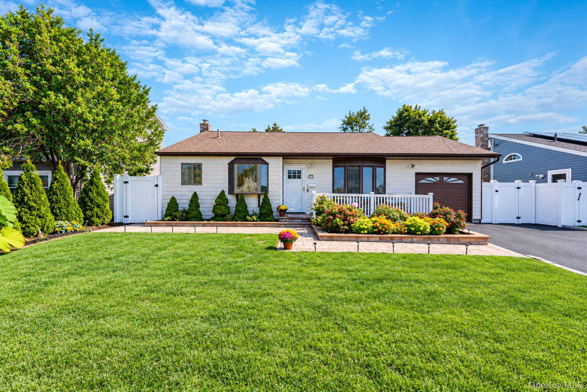 833 N Fulton AVE, Lindenhurst, NY 11757