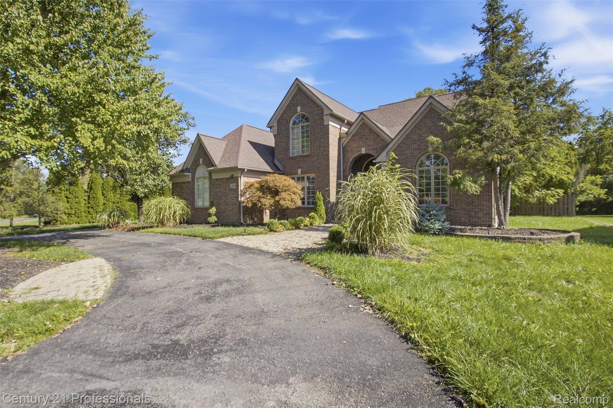 27568 Rainbow CIR, Lathrup Village, MI 48076