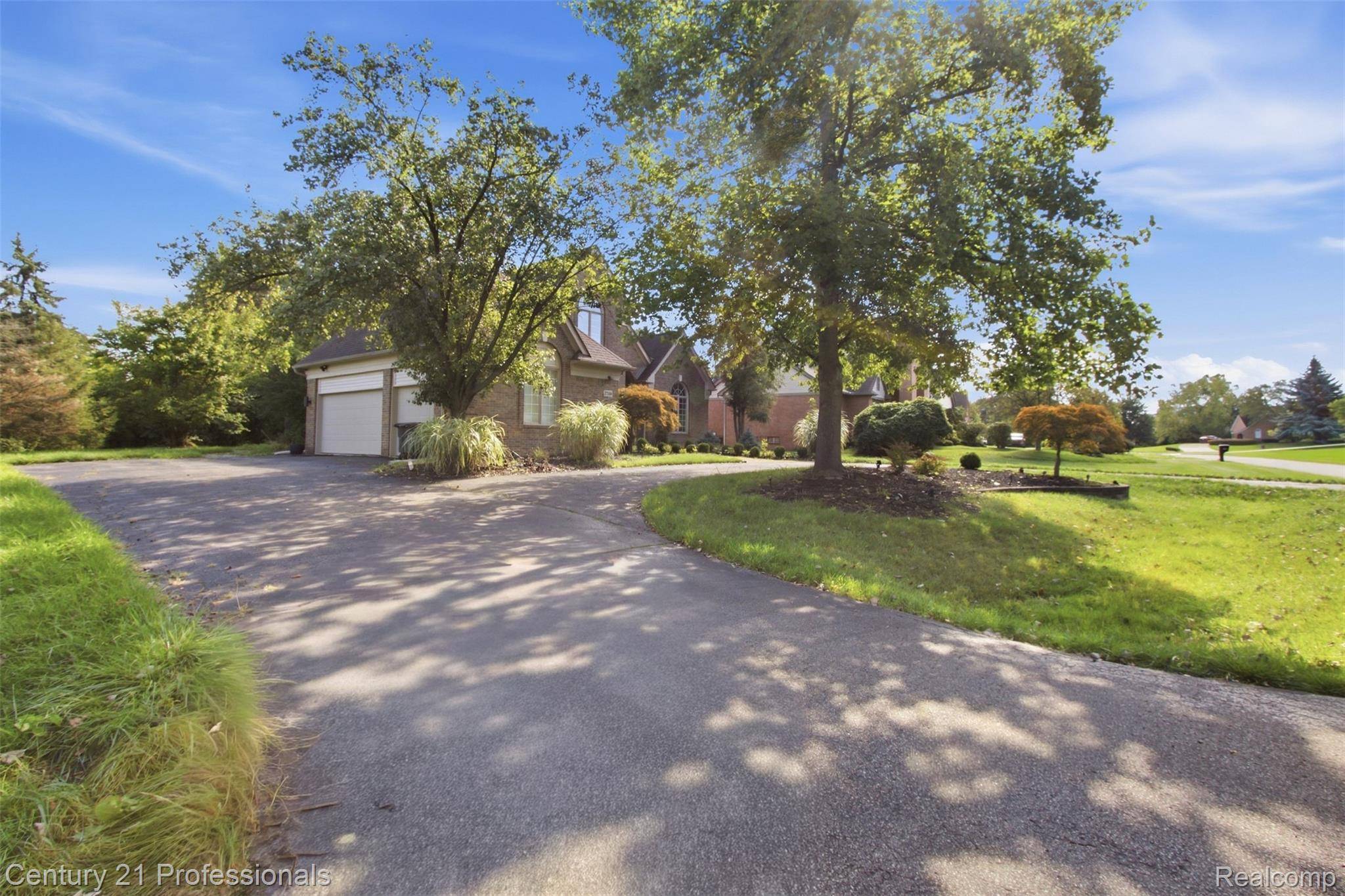 27568 Rainbow CIR, Lathrup Village, MI 48076