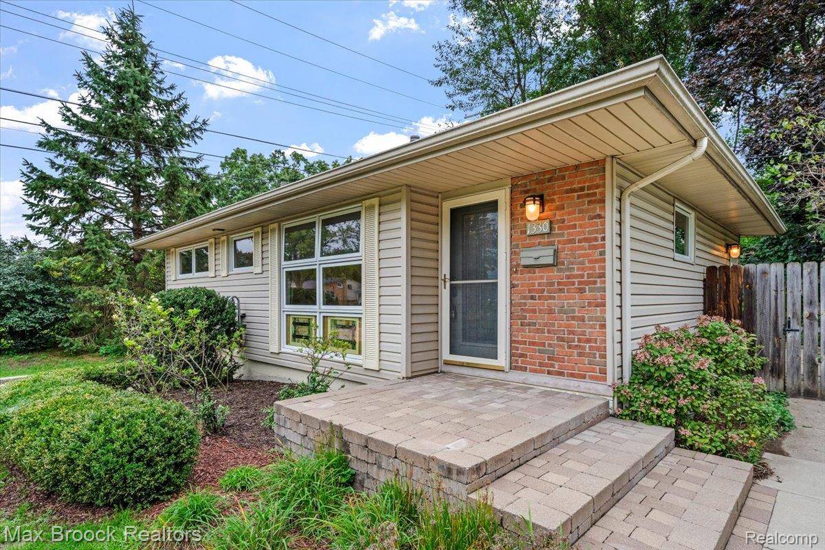 1330 N Oak ST, Rochester, MI 48307