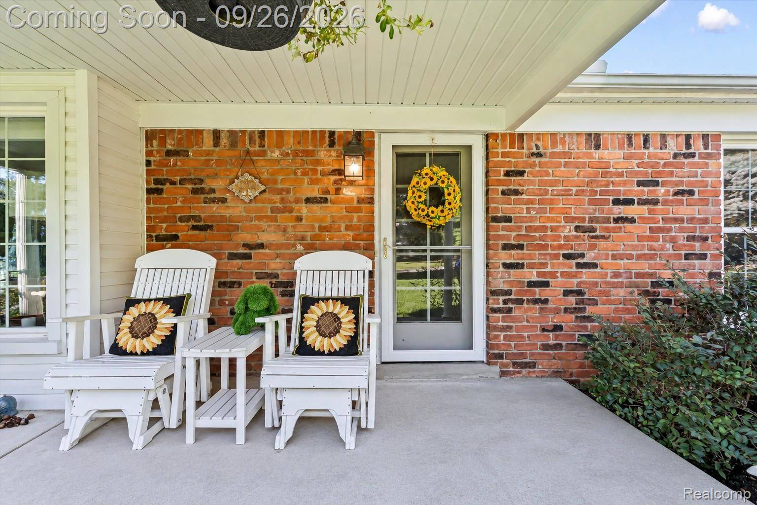 411 Maplehill RD, Rochester Hills, MI 48306