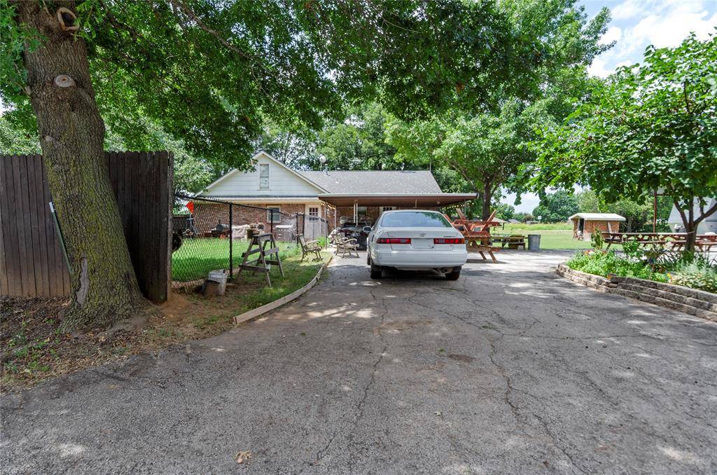 102 N Mesquite Street, Paradise, TX 76073