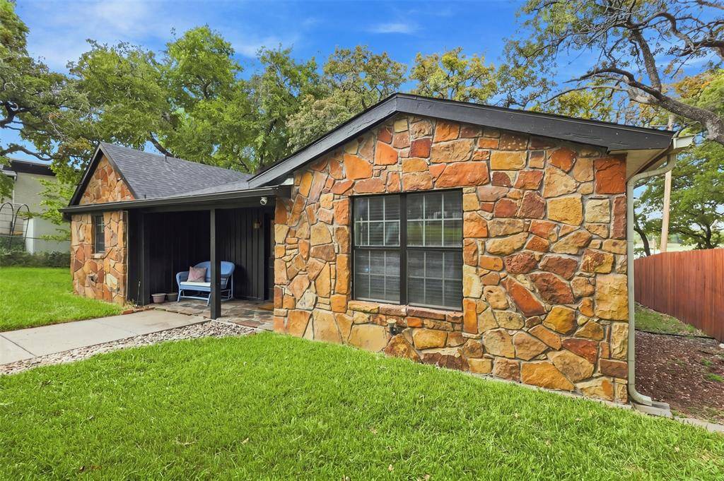 284 Shoreline Drive N, Azle, TX 76020