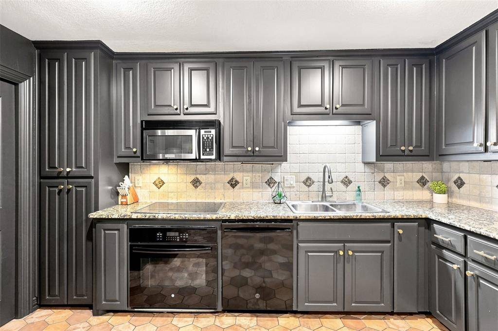 284 Shoreline Drive N, Azle, TX 76020