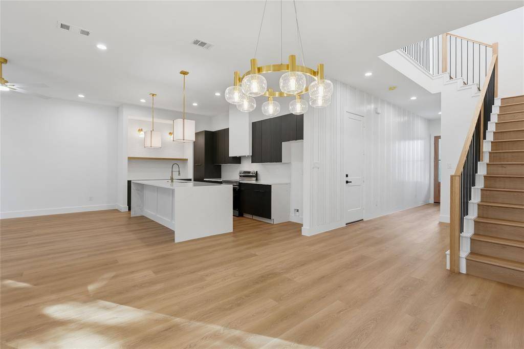 5806 Carlton Garrett Street, Dallas, TX 75215