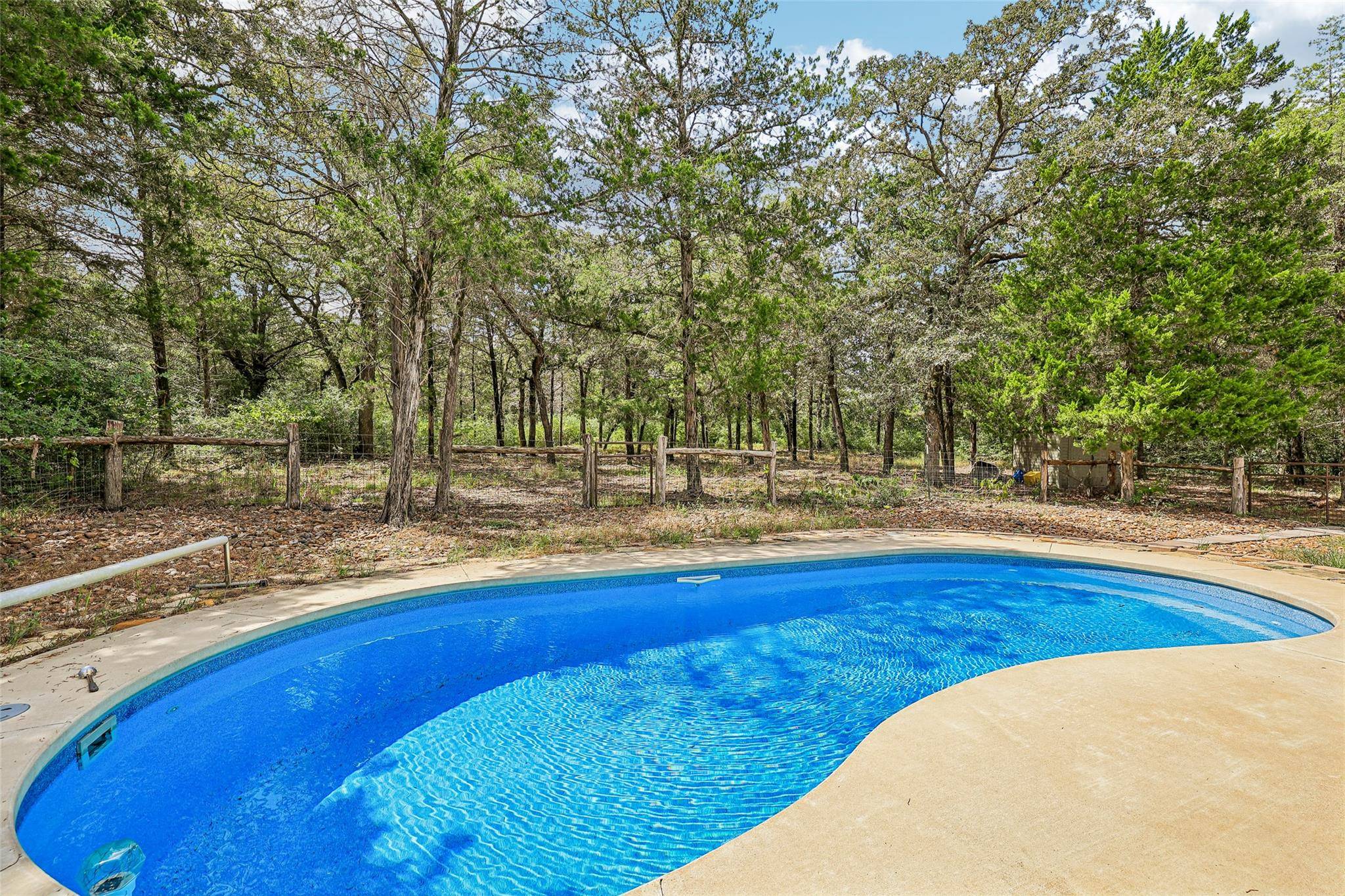 267 Corral RD, Smithville, TX 78957