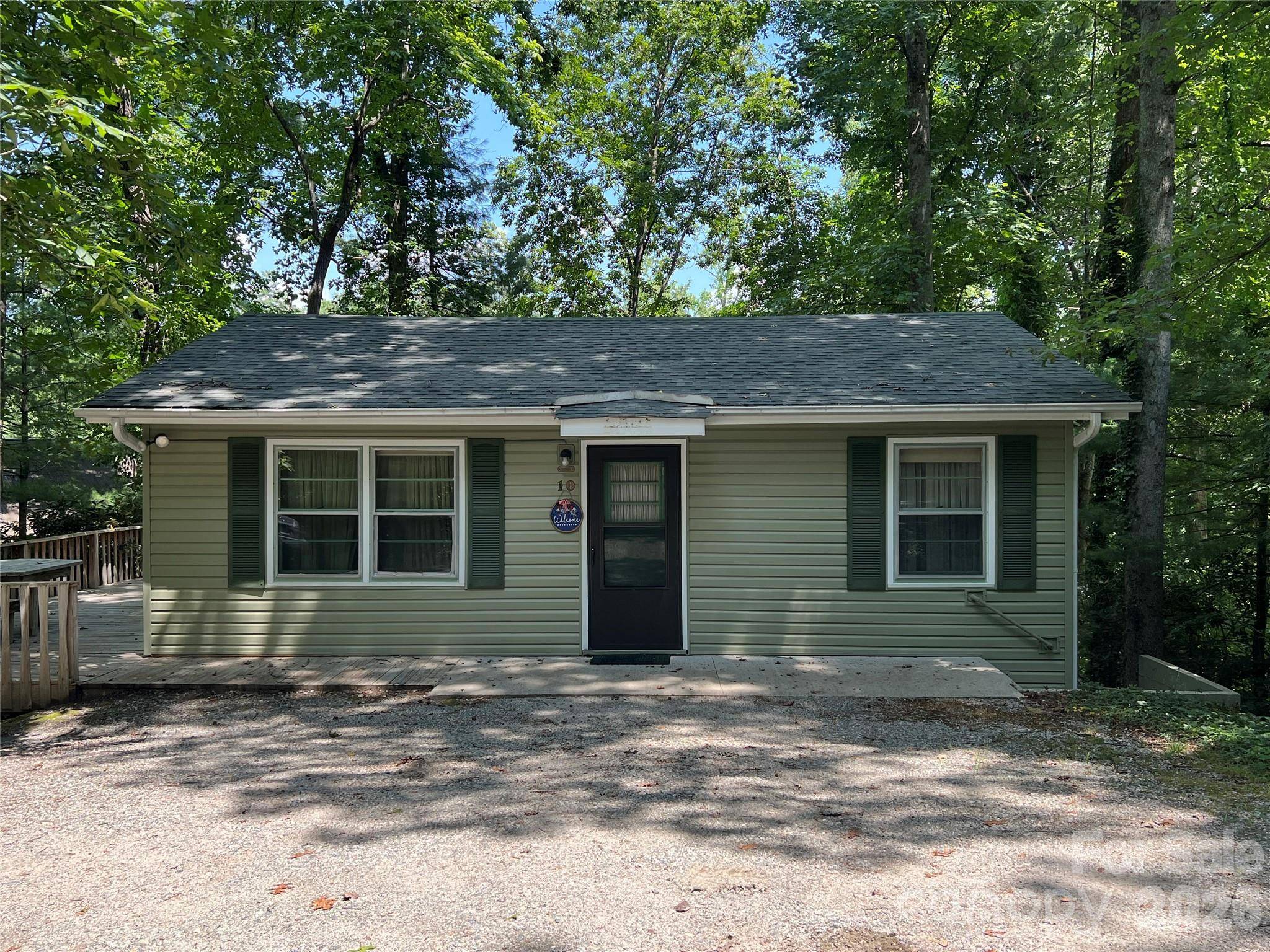 10 Hopewell LN, Flat Rock, NC 28731