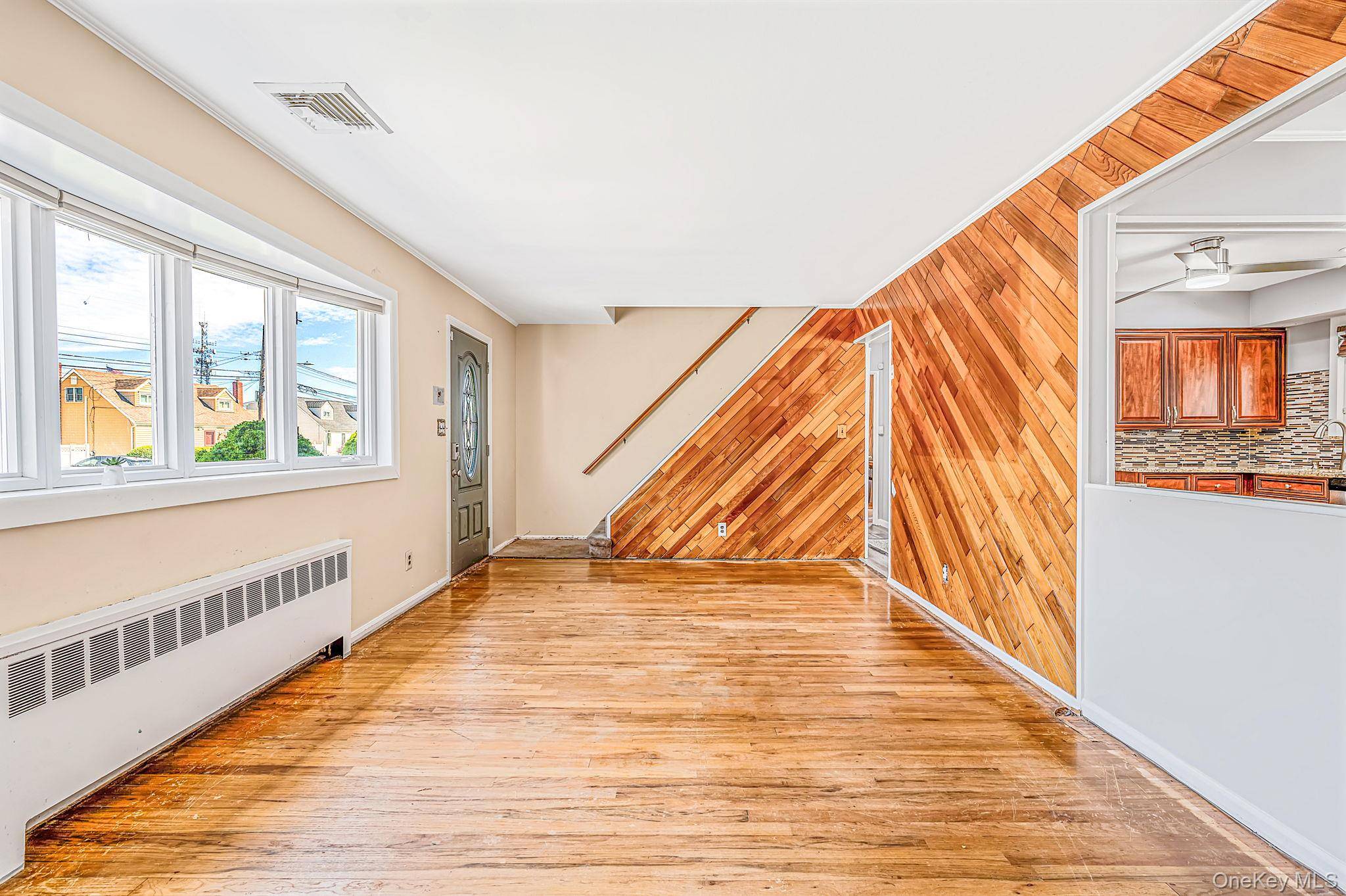 1032 N Hamilton AVE, Lindenhurst, NY 11757