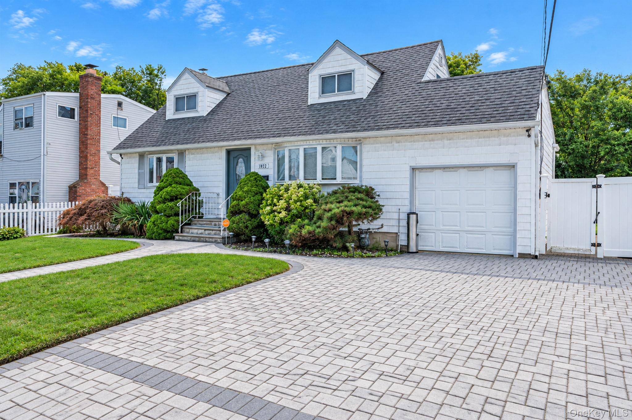 1032 N Hamilton AVE, Lindenhurst, NY 11757