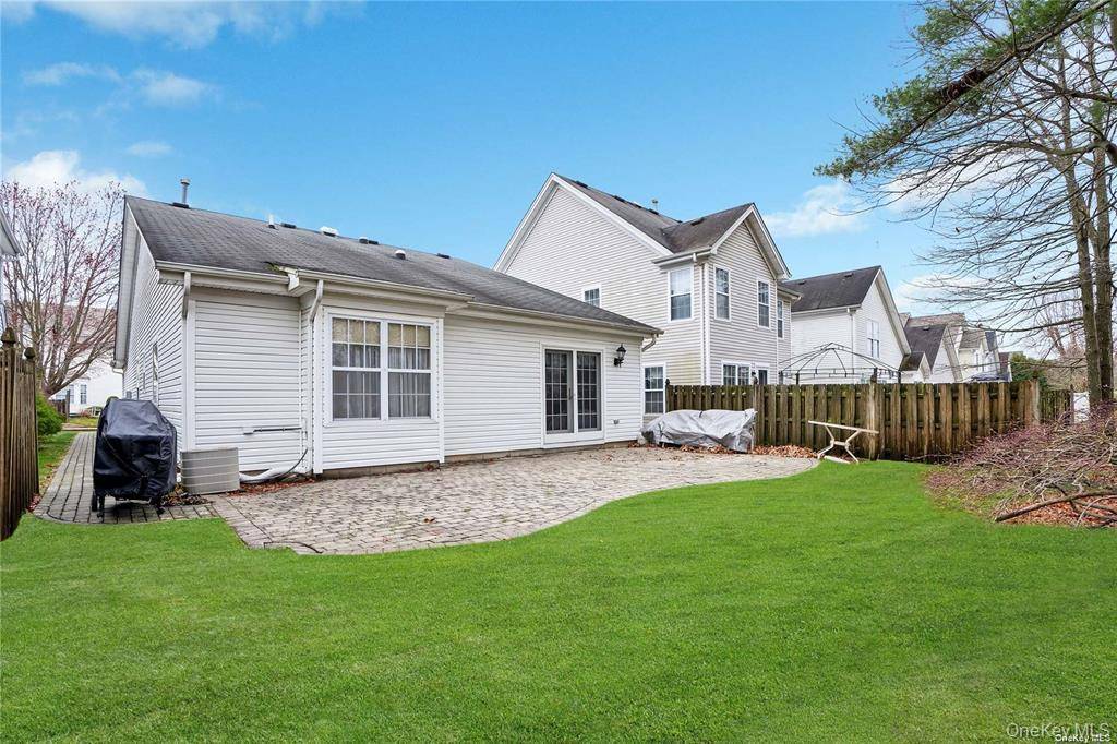 41 Madison CIR, Middle Island, NY 11953