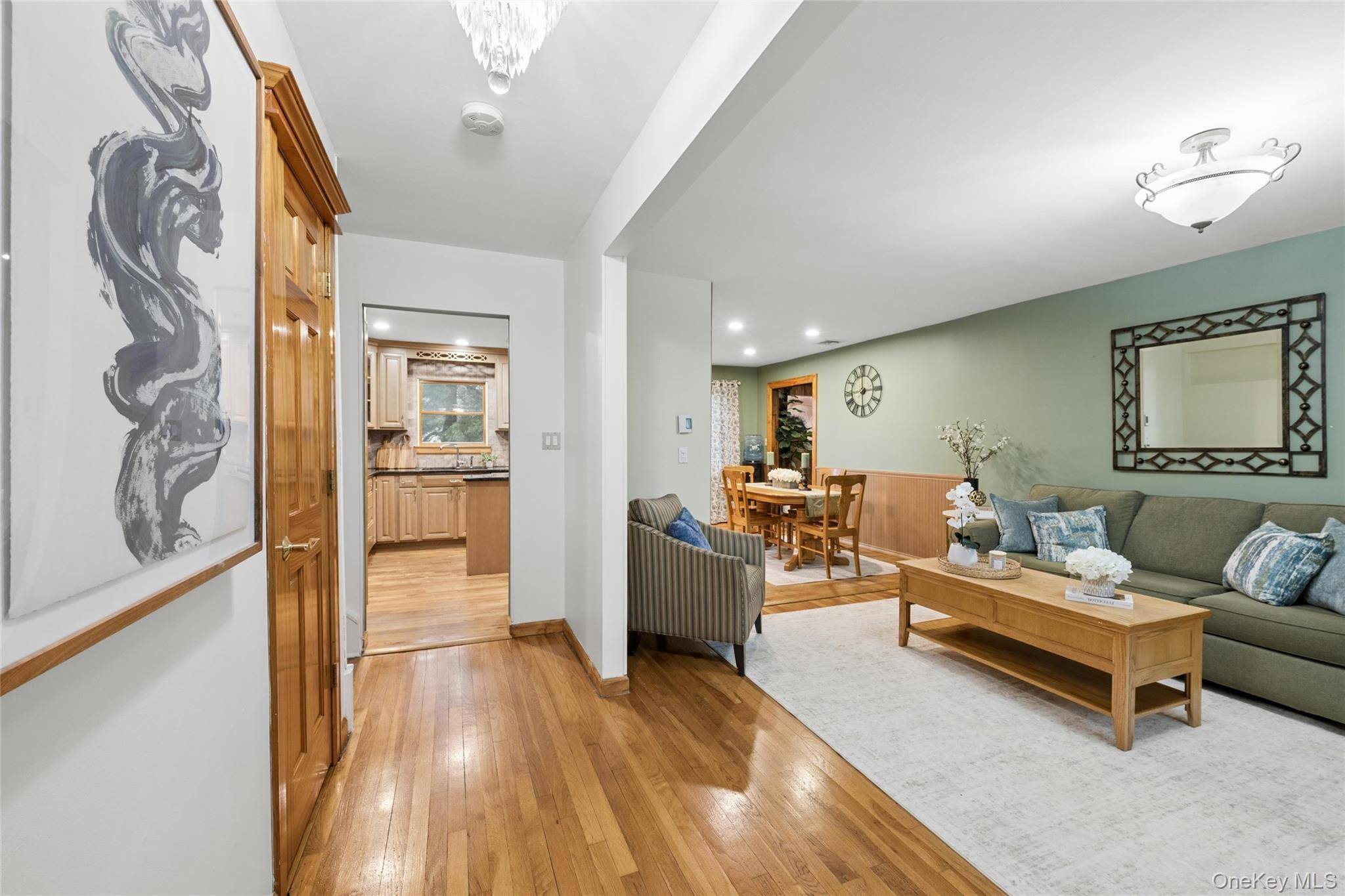 21 Edgewood, Plainview, NY 11803