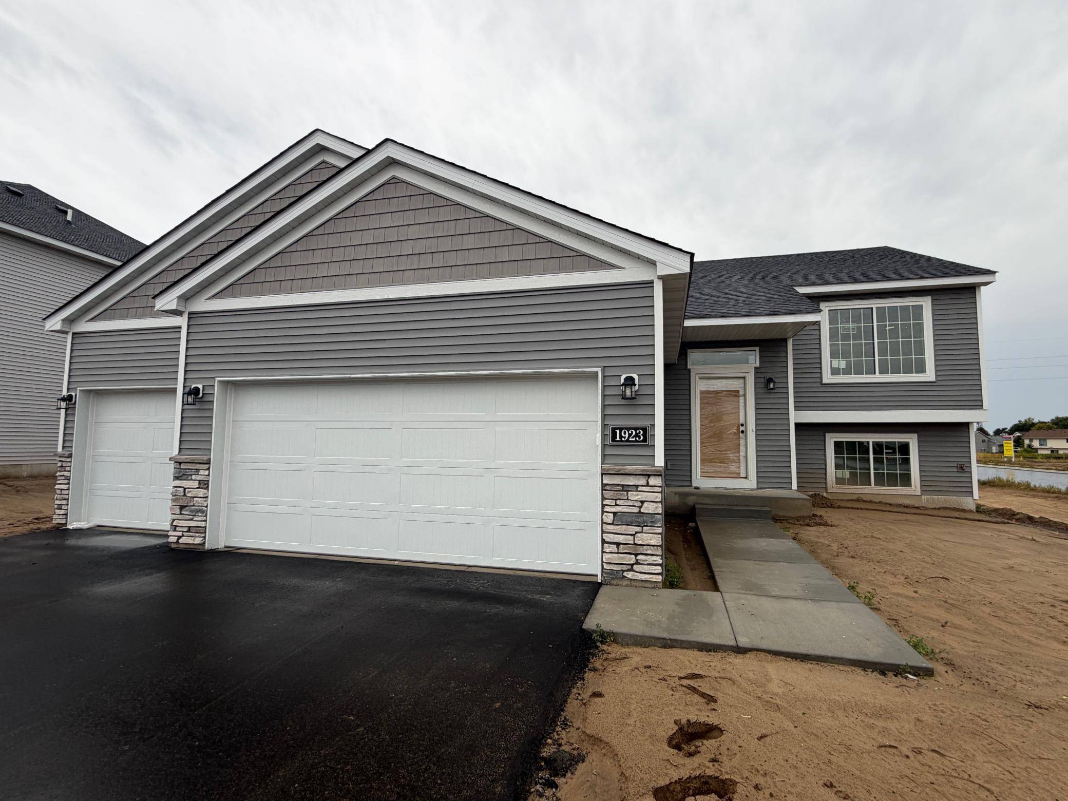 1923 Pierce ST S, Cambridge, MN 55008