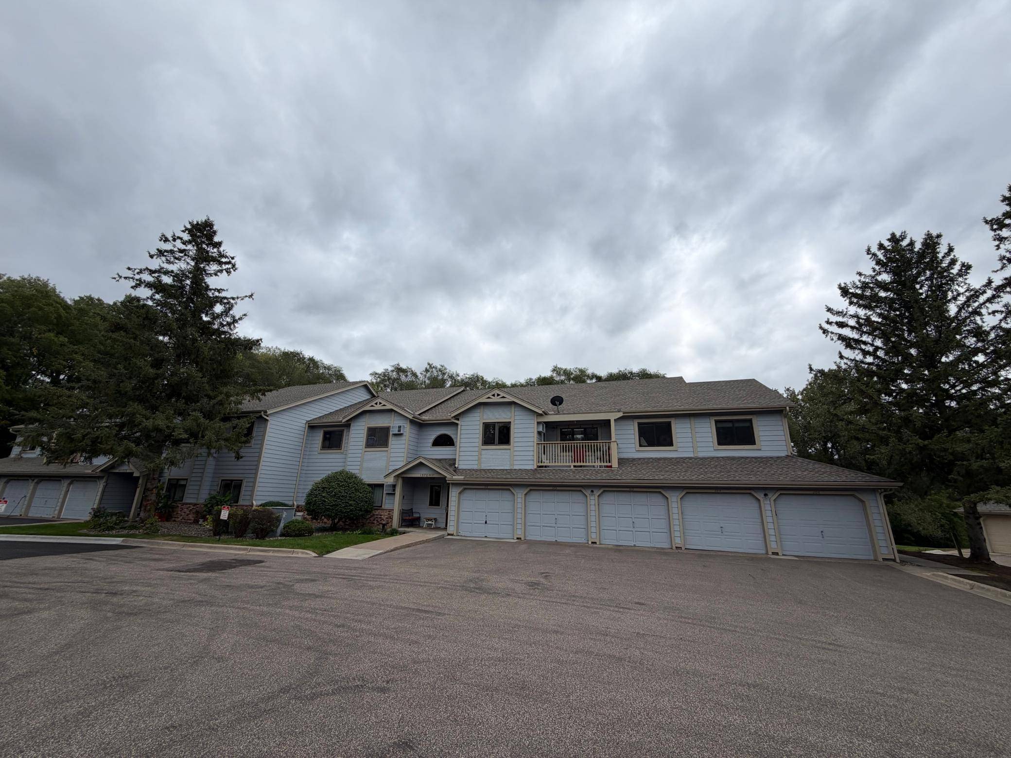 1570 Wheelock LN #104, Saint Paul, MN 55117