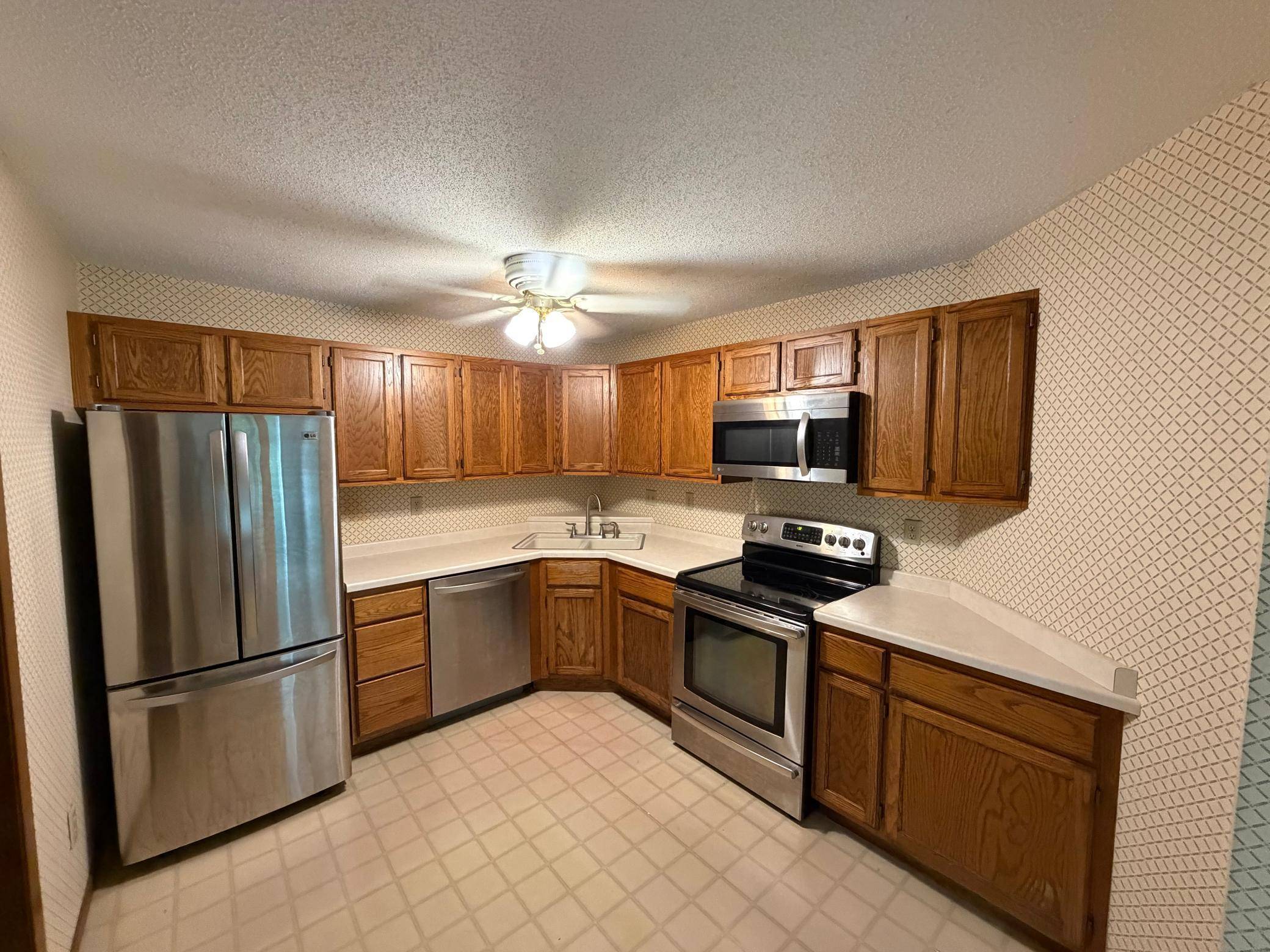 1570 Wheelock LN #104, Saint Paul, MN 55117