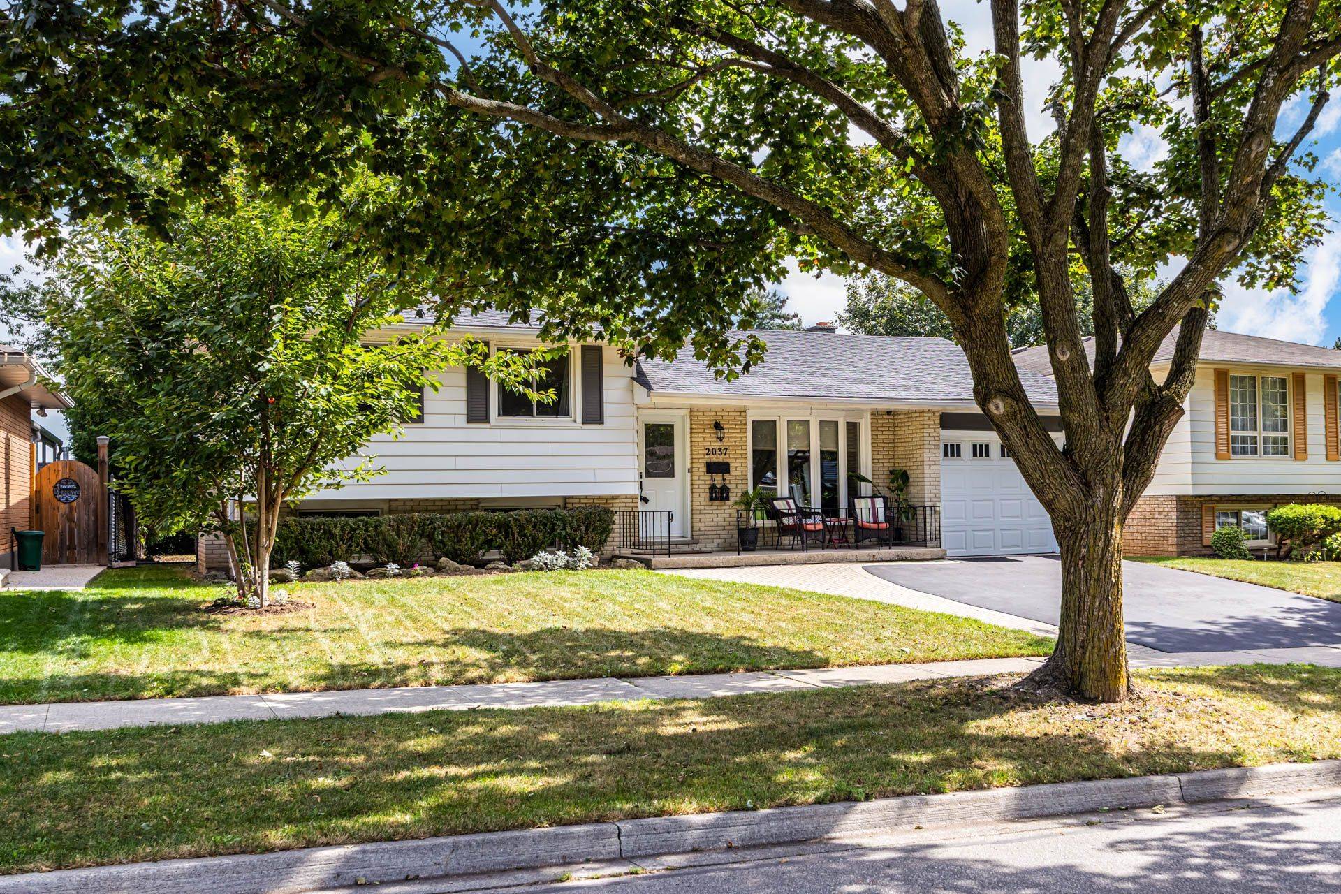 2037 Mountain Grove AVE, Burlington, ON L7P 2H8