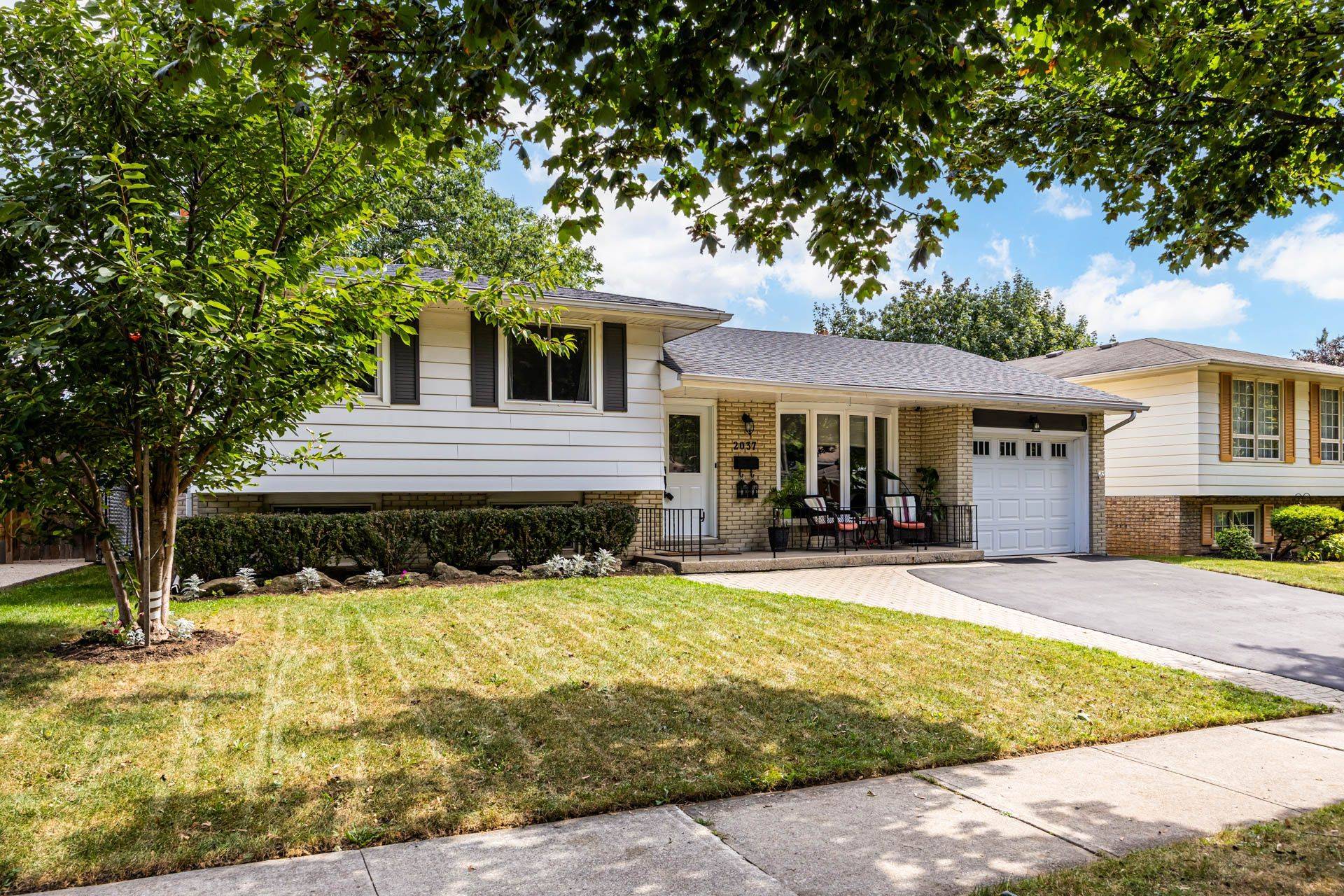 2037 Mountain Grove AVE, Burlington, ON L7P 2H8