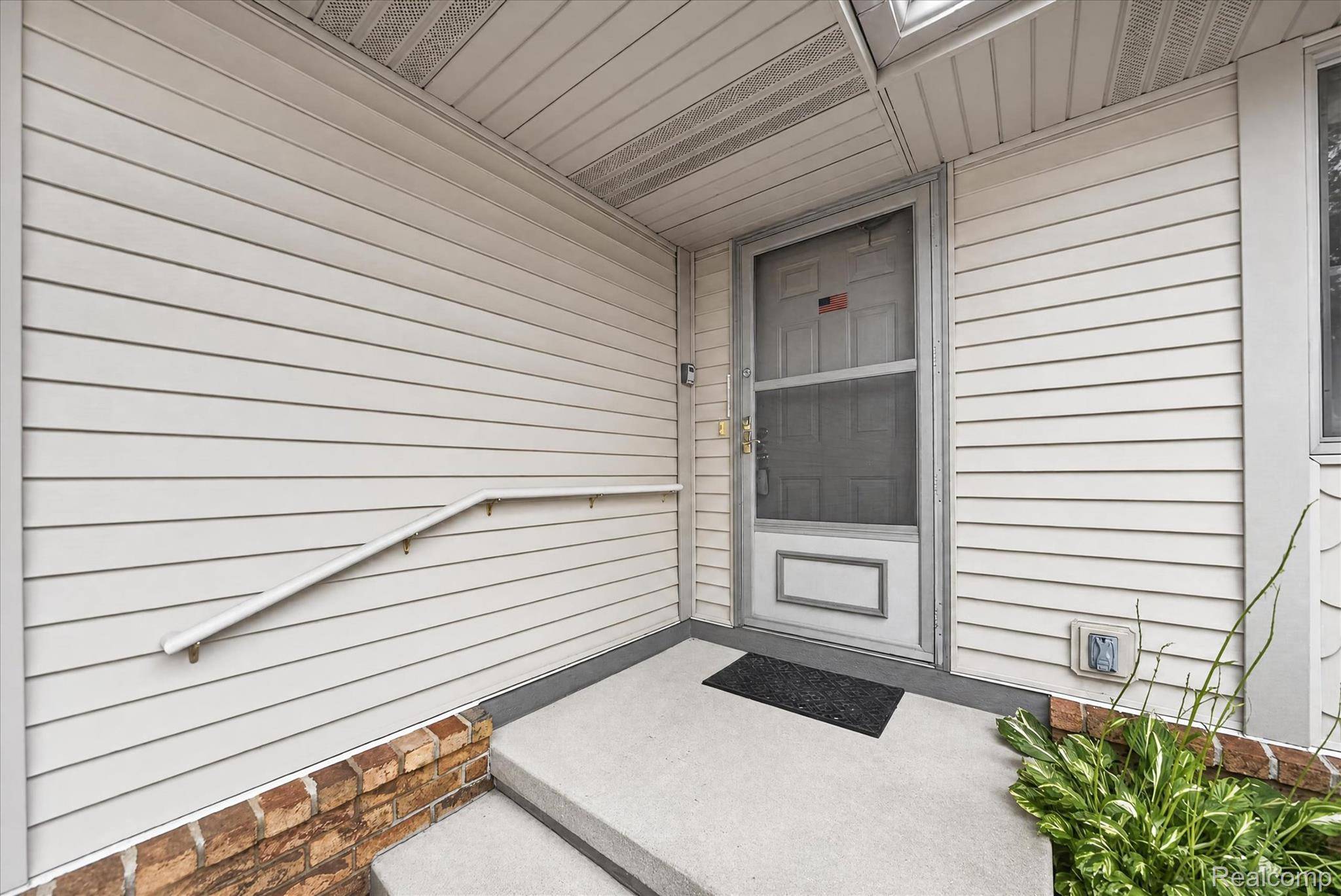 205 Addison CIR, Fowlerville Village, MI 48836