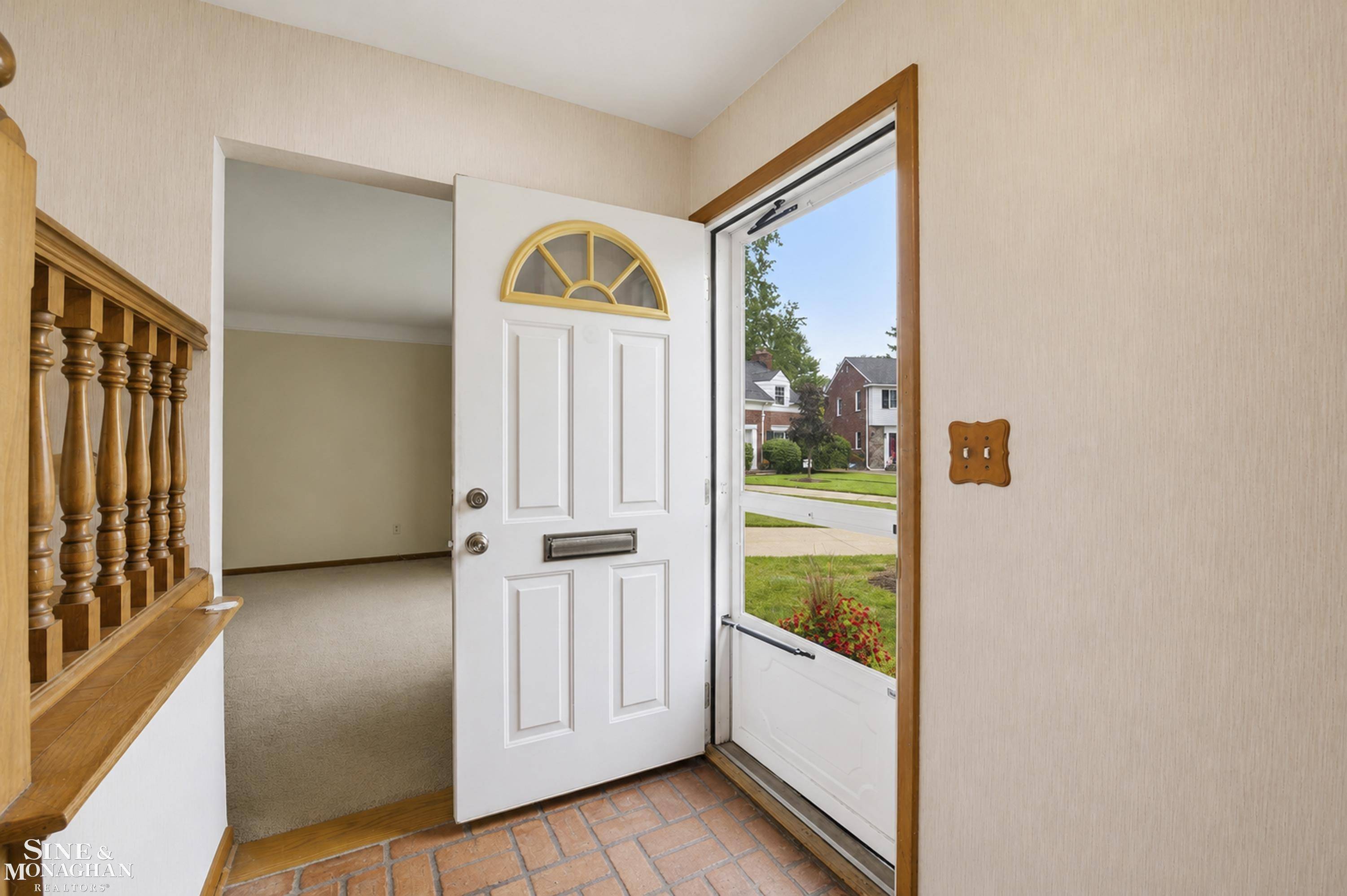 402 Roland CT, Grosse Pointe Farms, MI 48236