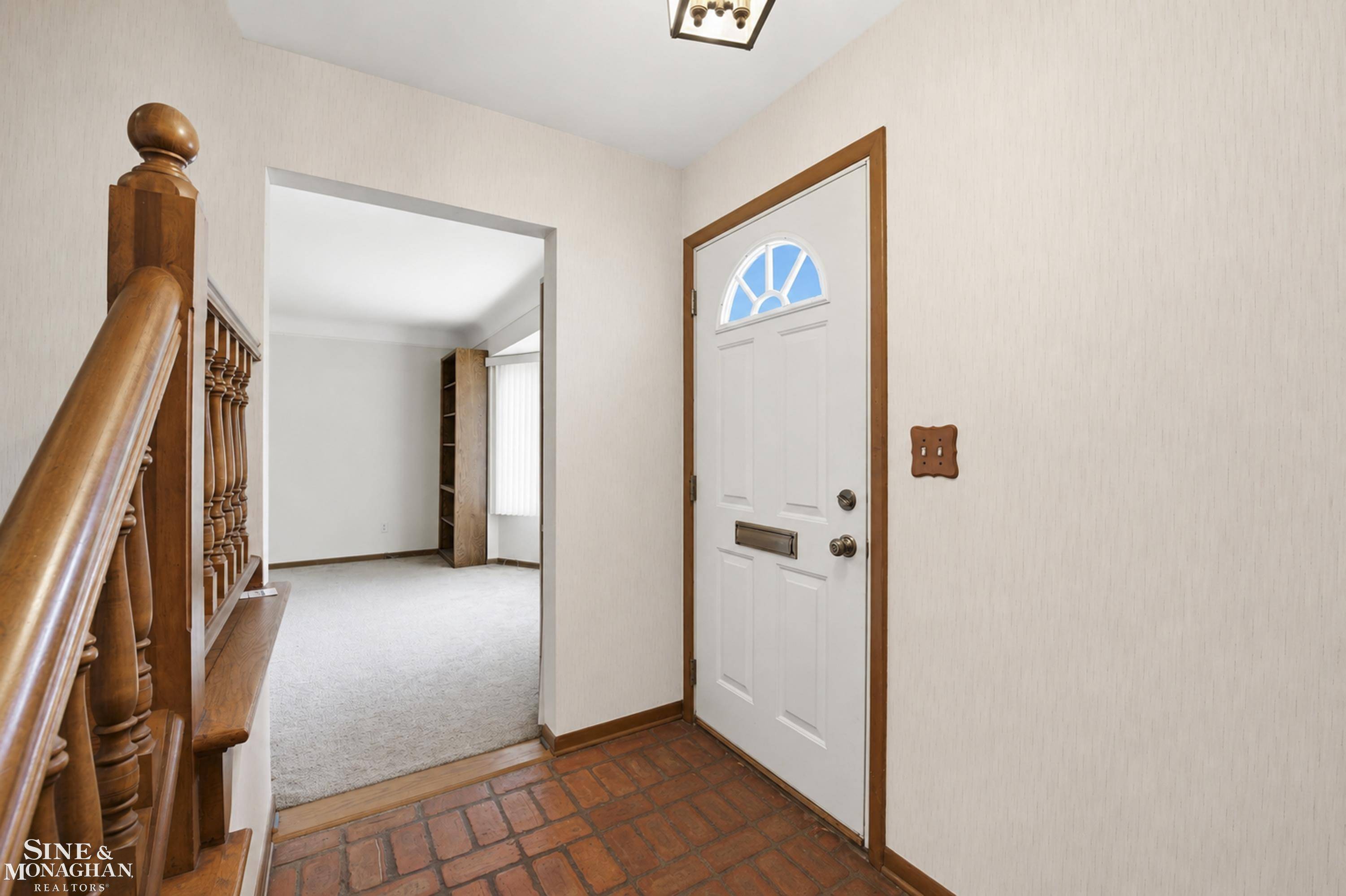 402 Roland CT, Grosse Pointe Farms, MI 48236