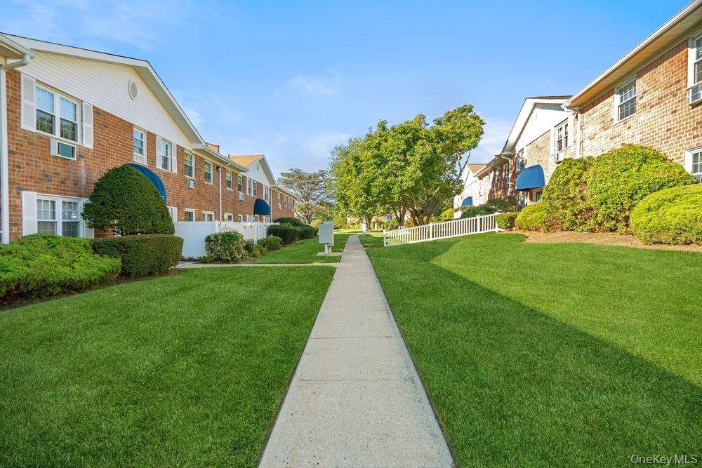 460 Old Town RD #27L, Port Jefferson Station, NY 11776
