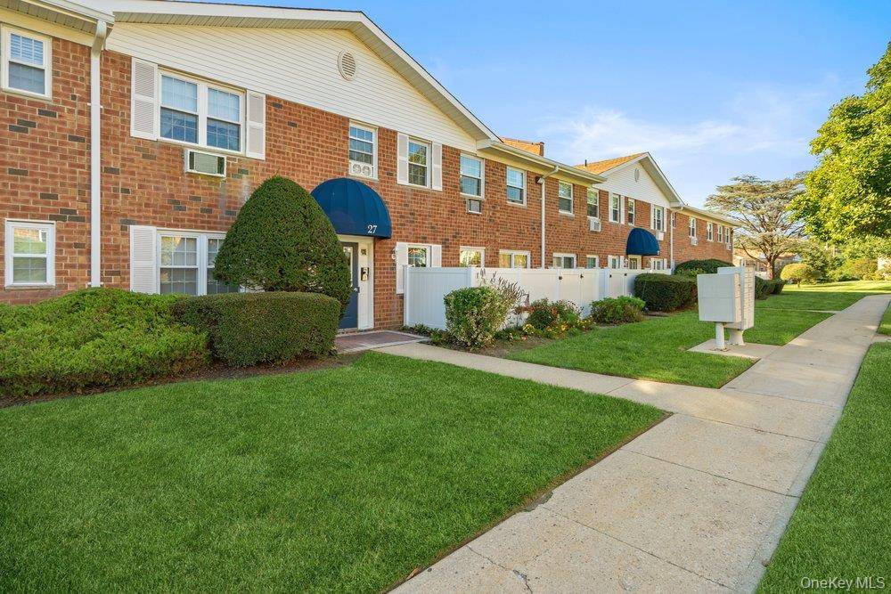 460 Old Town RD #27L, Port Jefferson Station, NY 11776