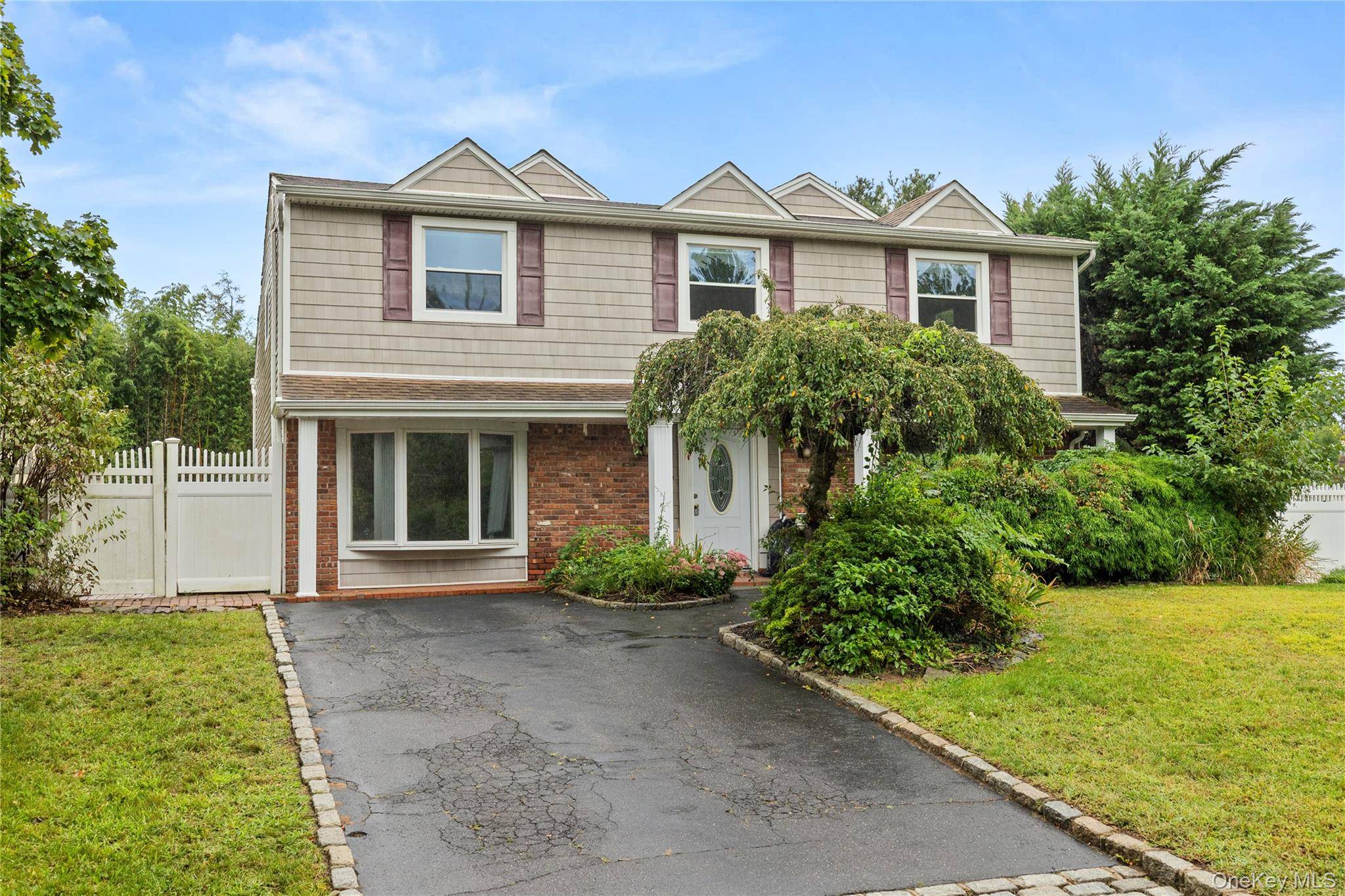 20 Hilltop DR, Mount Sinai, NY 11766