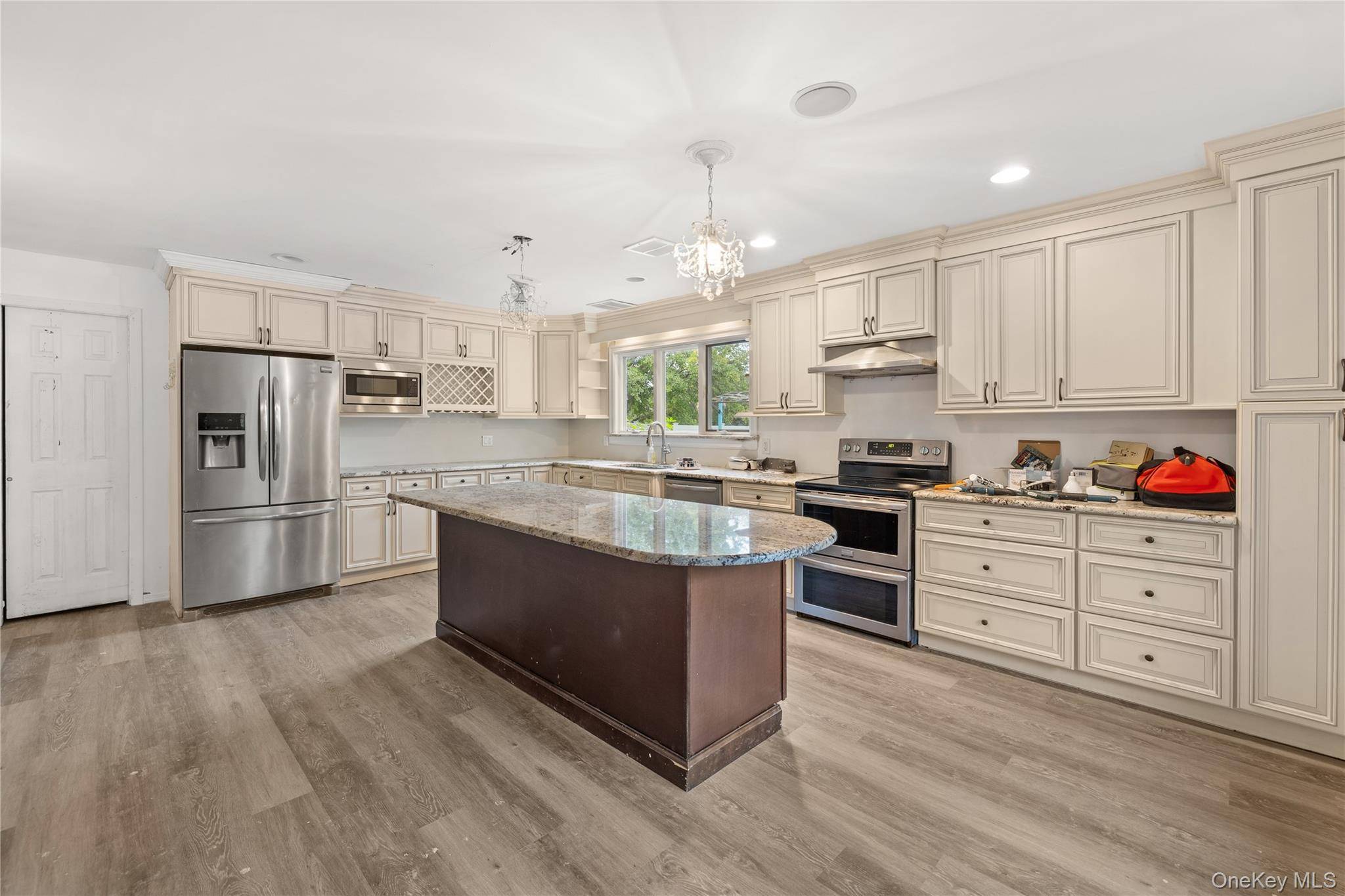 20 Hilltop DR, Mount Sinai, NY 11766