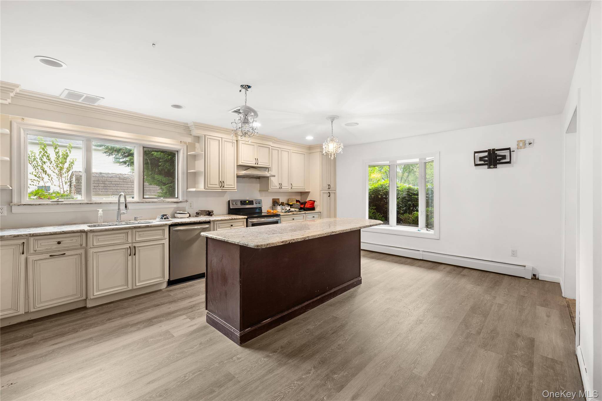 20 Hilltop DR, Mount Sinai, NY 11766