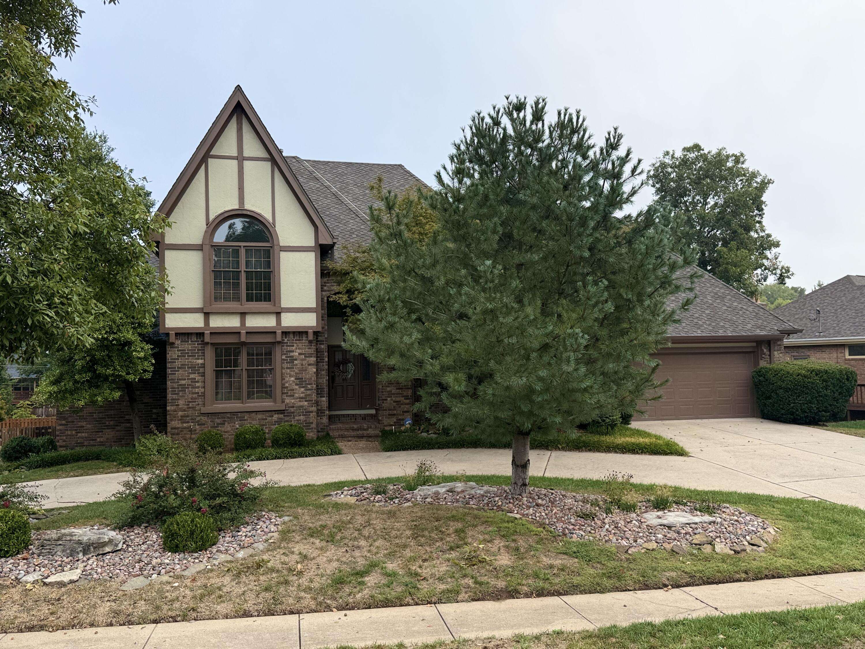 1921 E Nottingham ST, Springfield, MO 65804