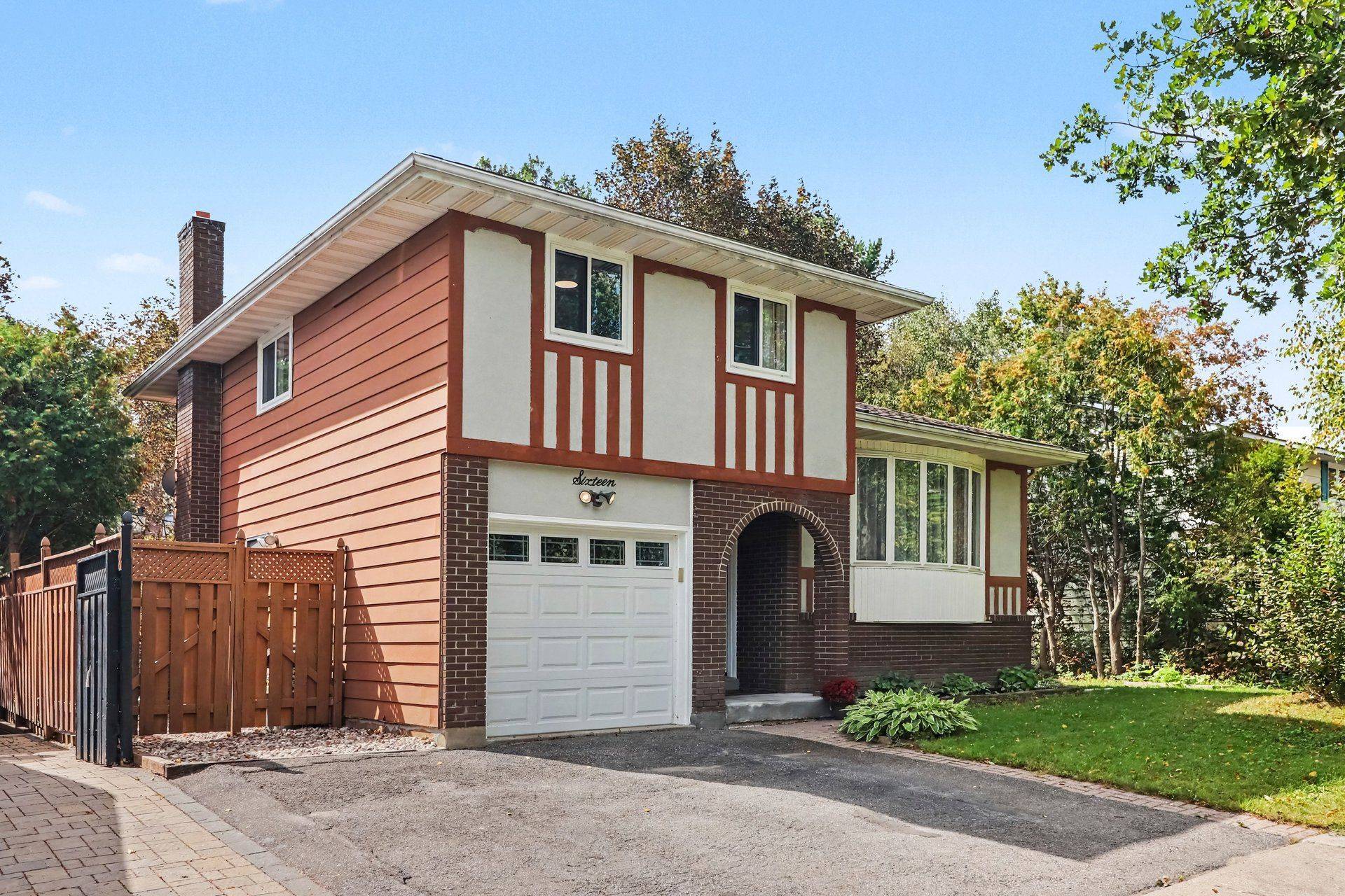 16 Eastpark DR, Blackburn Hamlet, ON K1B 3Z8