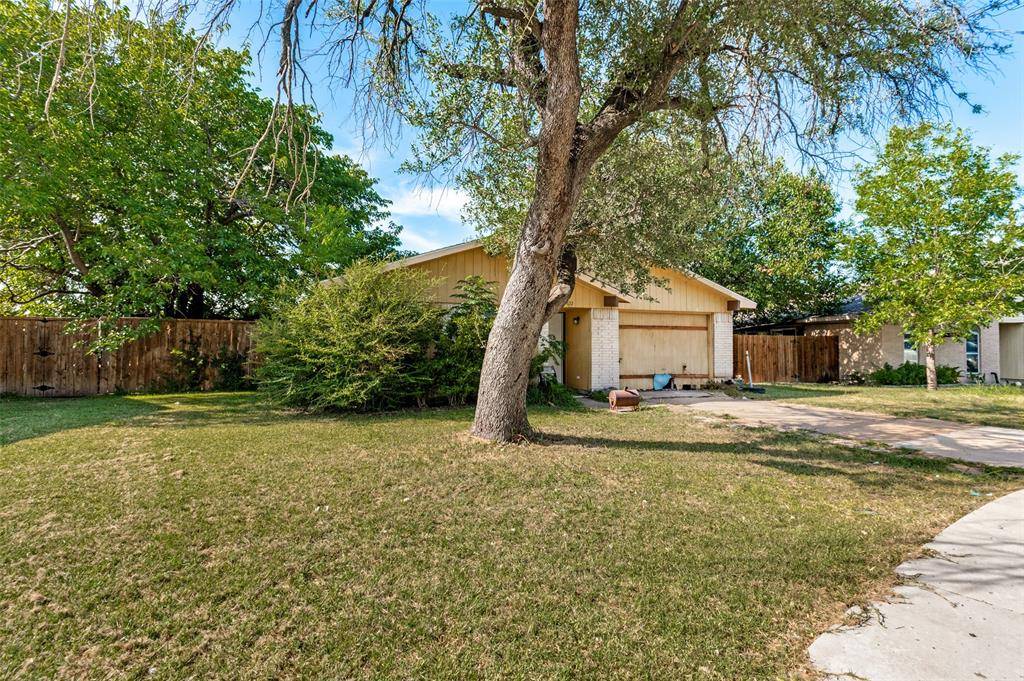 422 N Holiday Drive, Grand Prairie, TX 75052