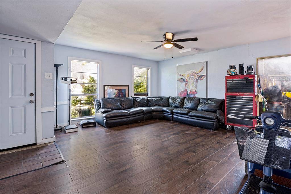 422 N Holiday Drive, Grand Prairie, TX 75052
