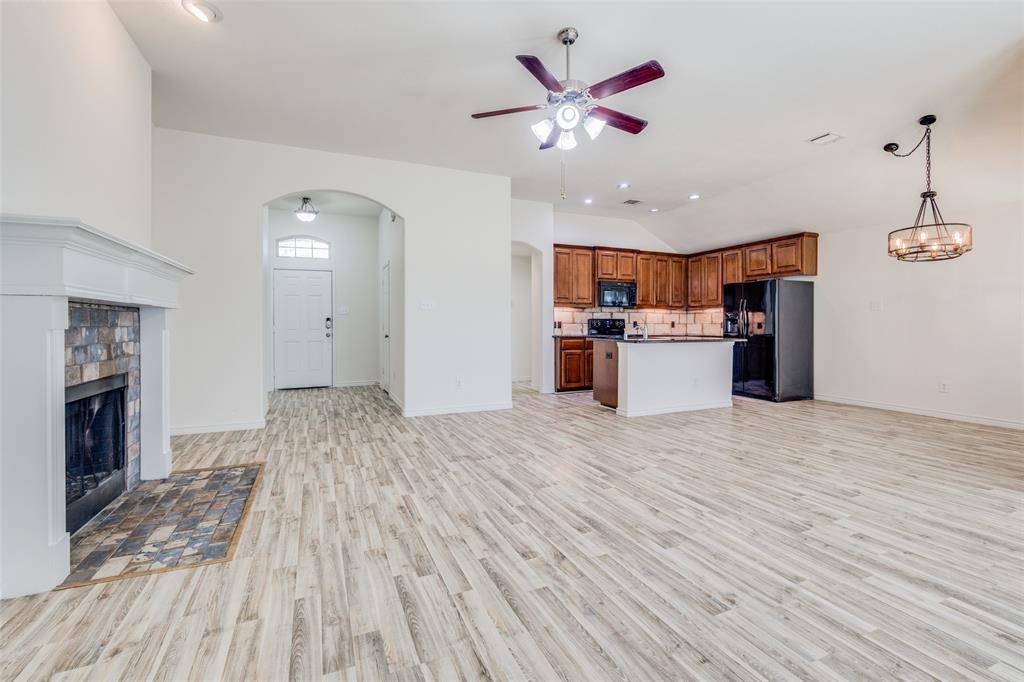 905 Meadowedge Lane, Denton, TX 76207